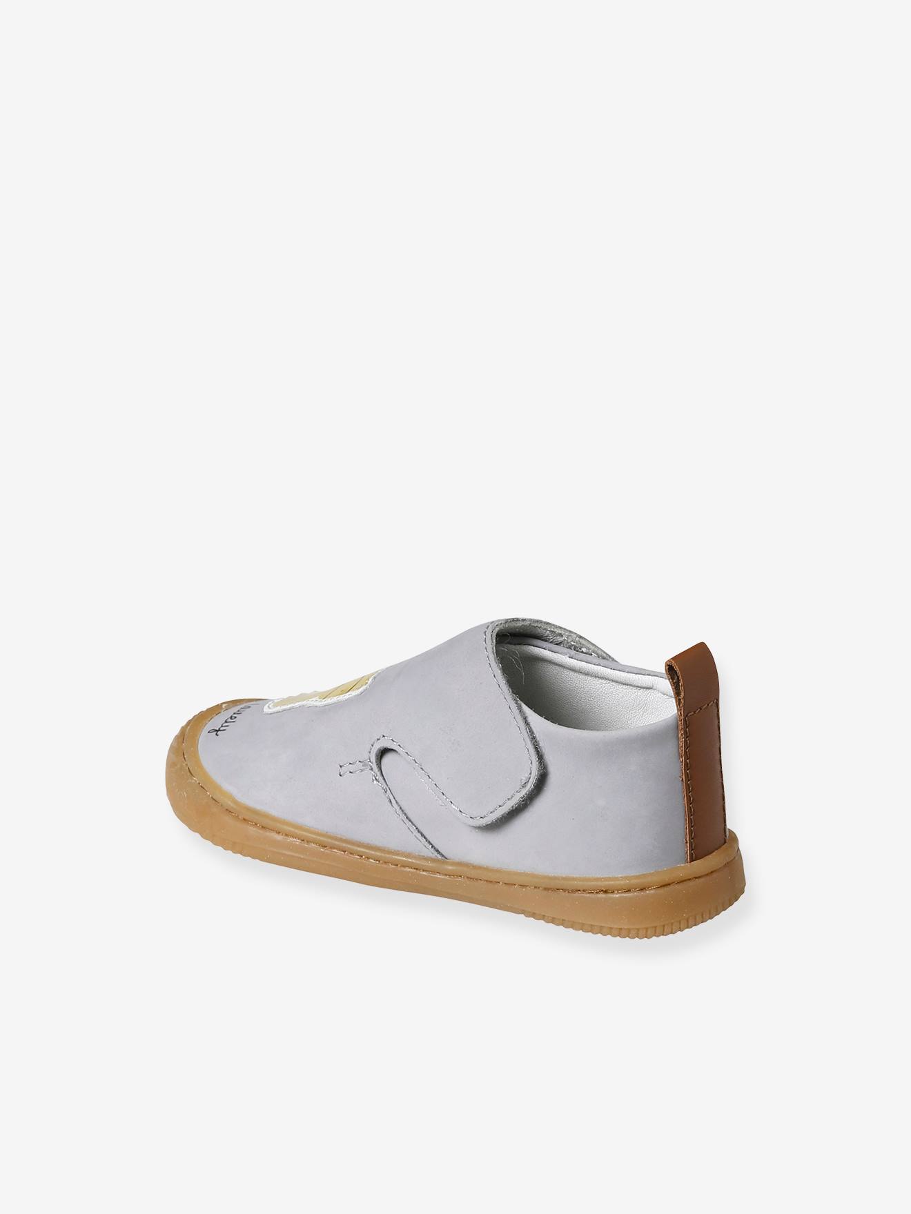 Sapatinhos de bebê azul-claro com couro flexível e fecho de velcro