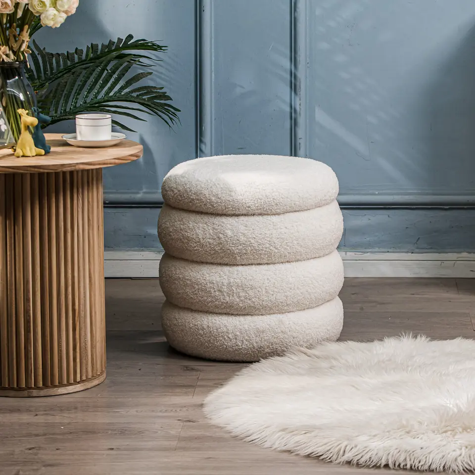 Pouf met witte krullen in Scandinavische stijl