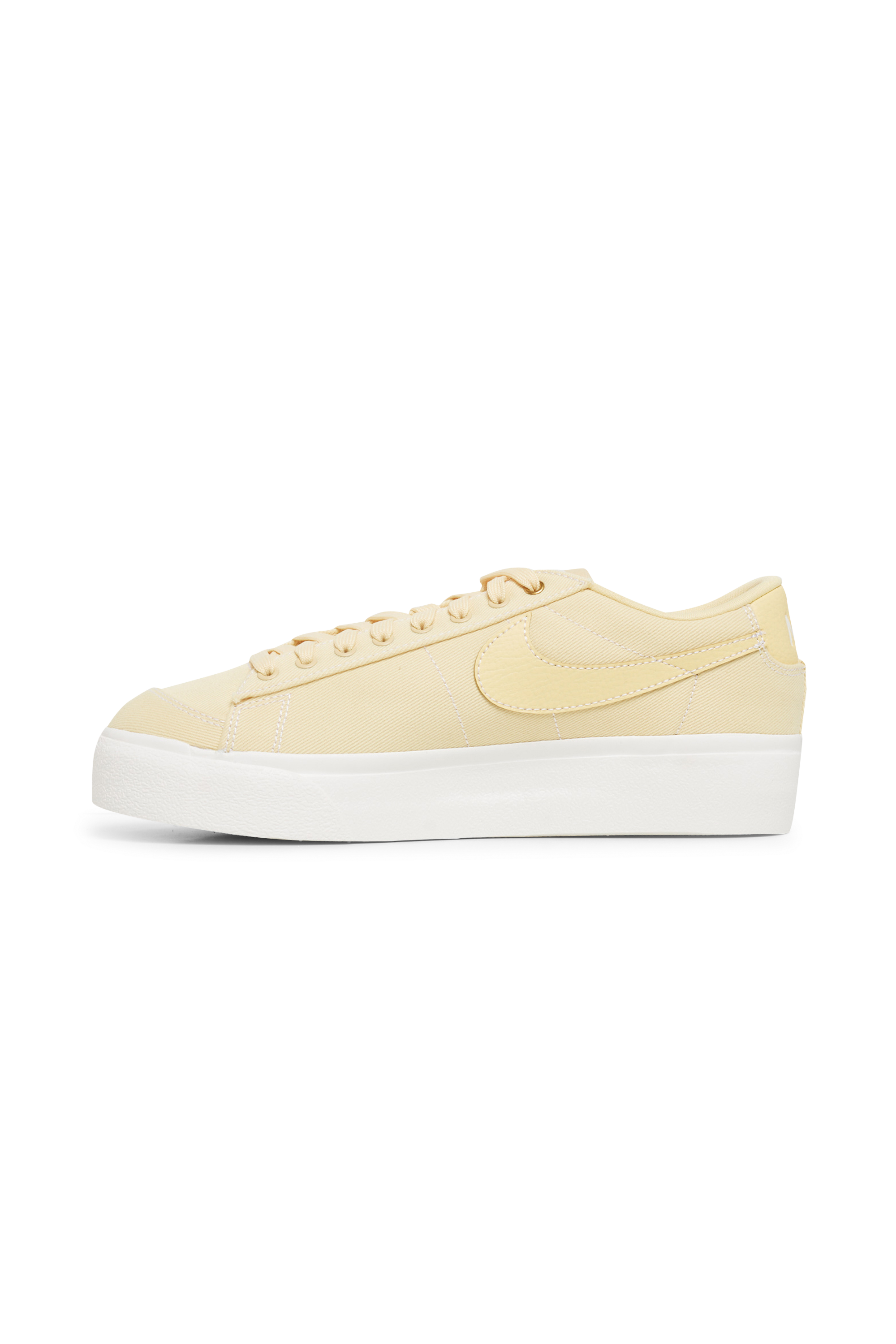NIKE Baskets BLAZER LOW PLATFORM CNVS Beige