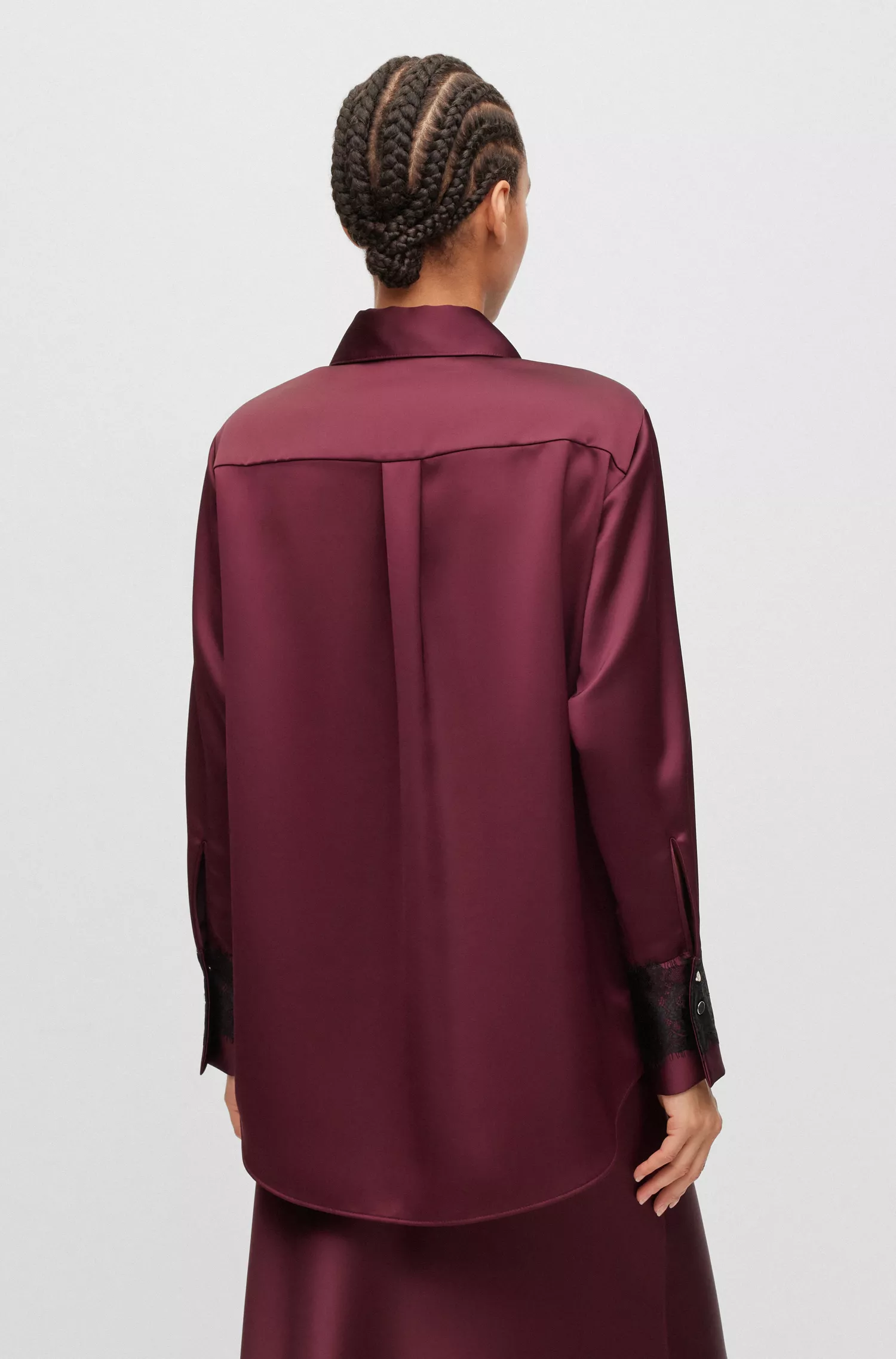 Blusa BOSS preta de corte justo em cetim com detalhes em renda.