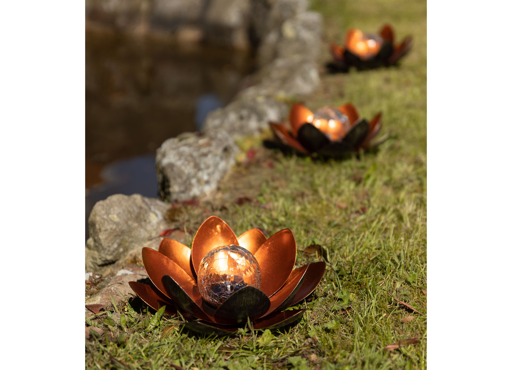 Solar-Lotusblume mit Crackleglaskugel und LED-Beleuchtung Warmweiß