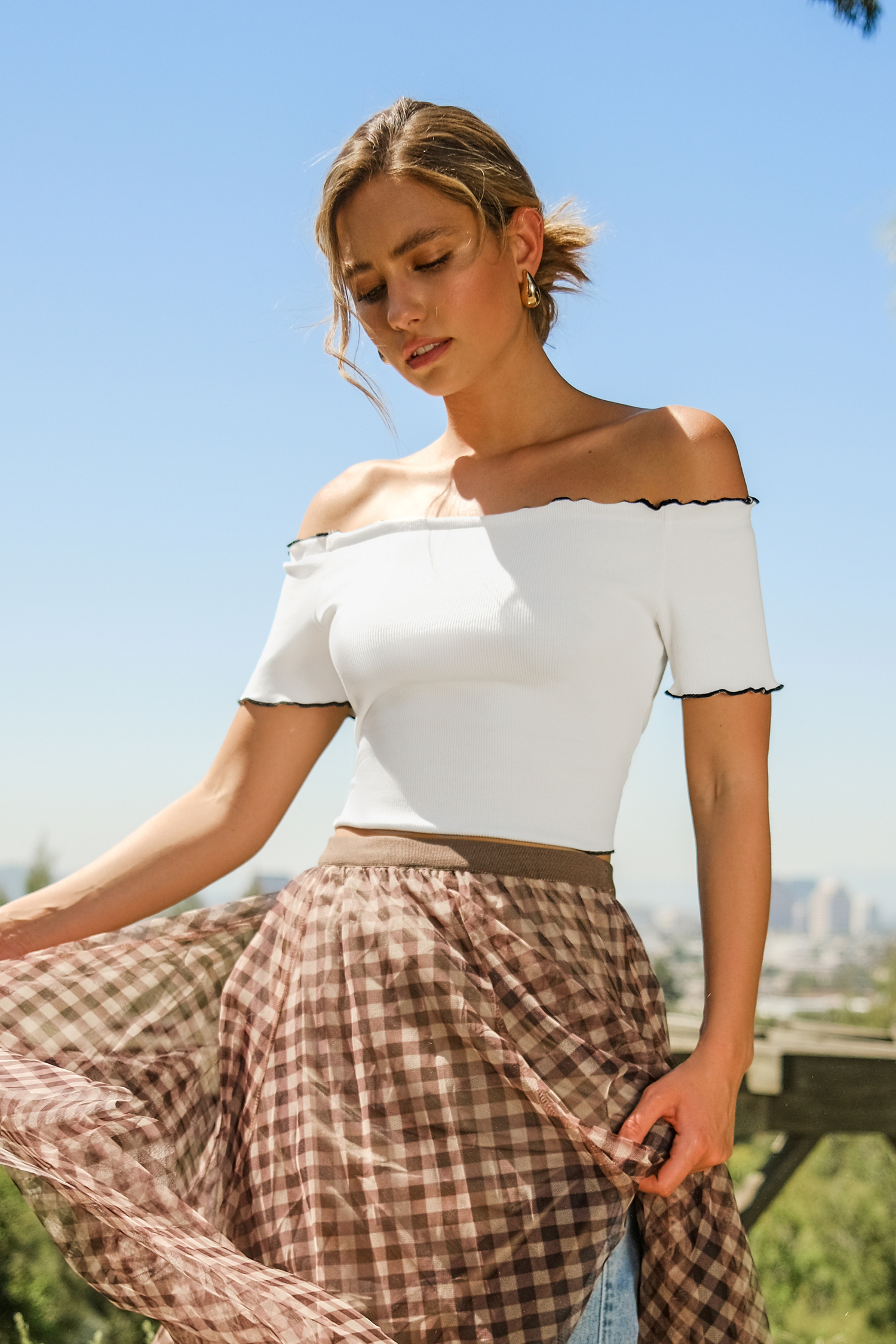 Haut à épaules dénudées en tricot côtelé contrasté festonné blanc