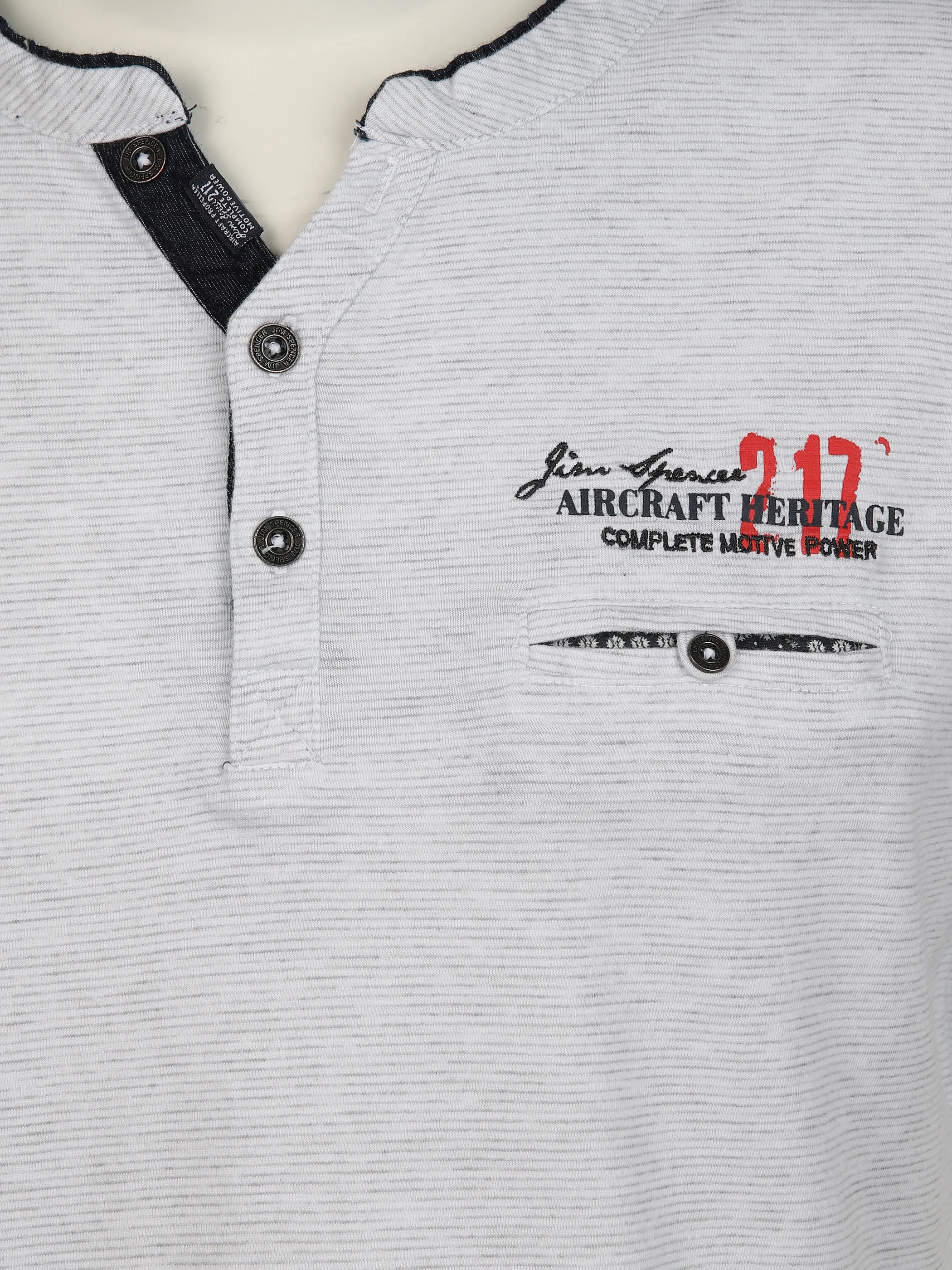 Herren Henleyshirt mit Brusttasche und Stickerei