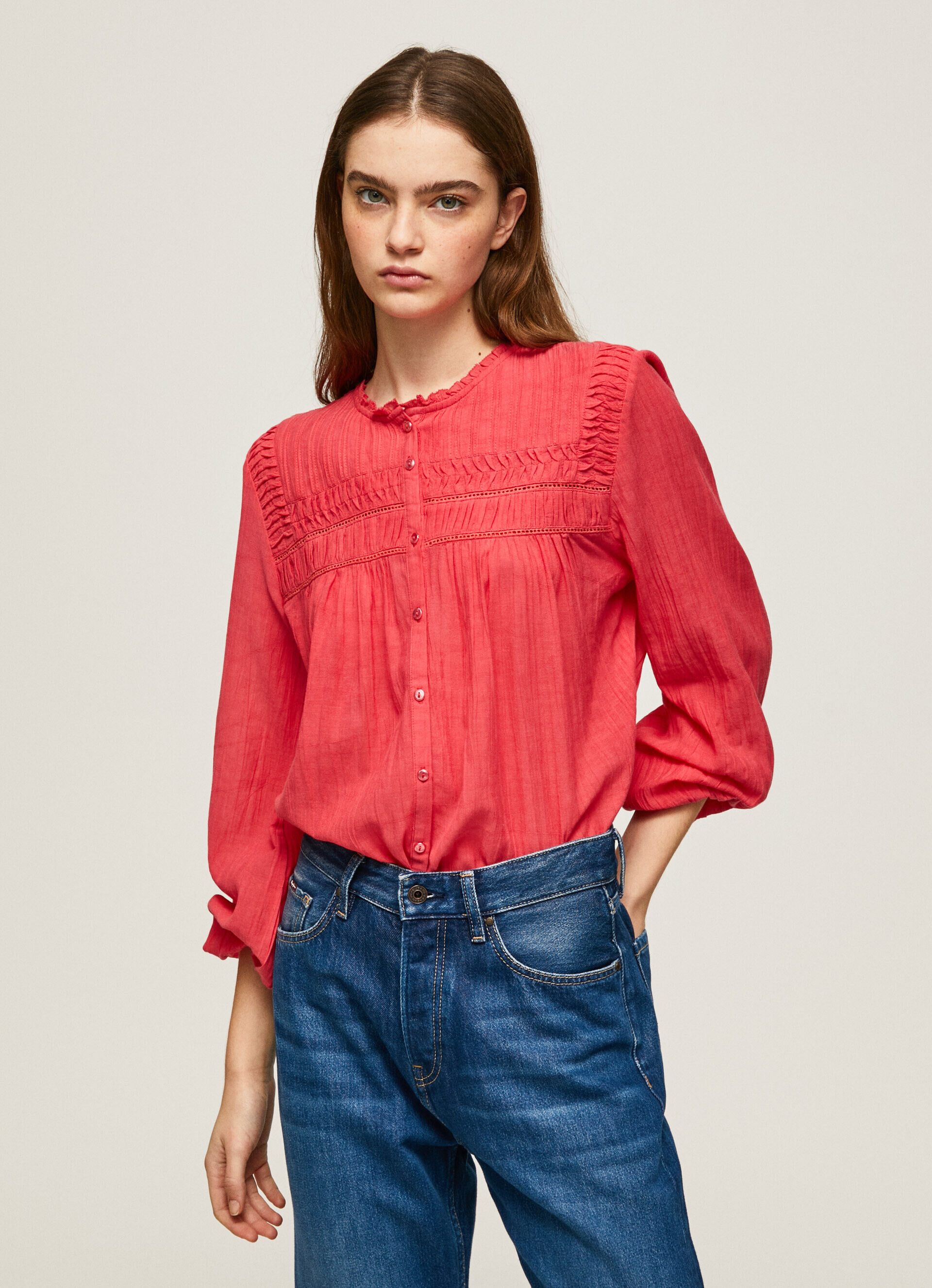 Blusa com detalhes plissados e vazados - vermelho estúdio