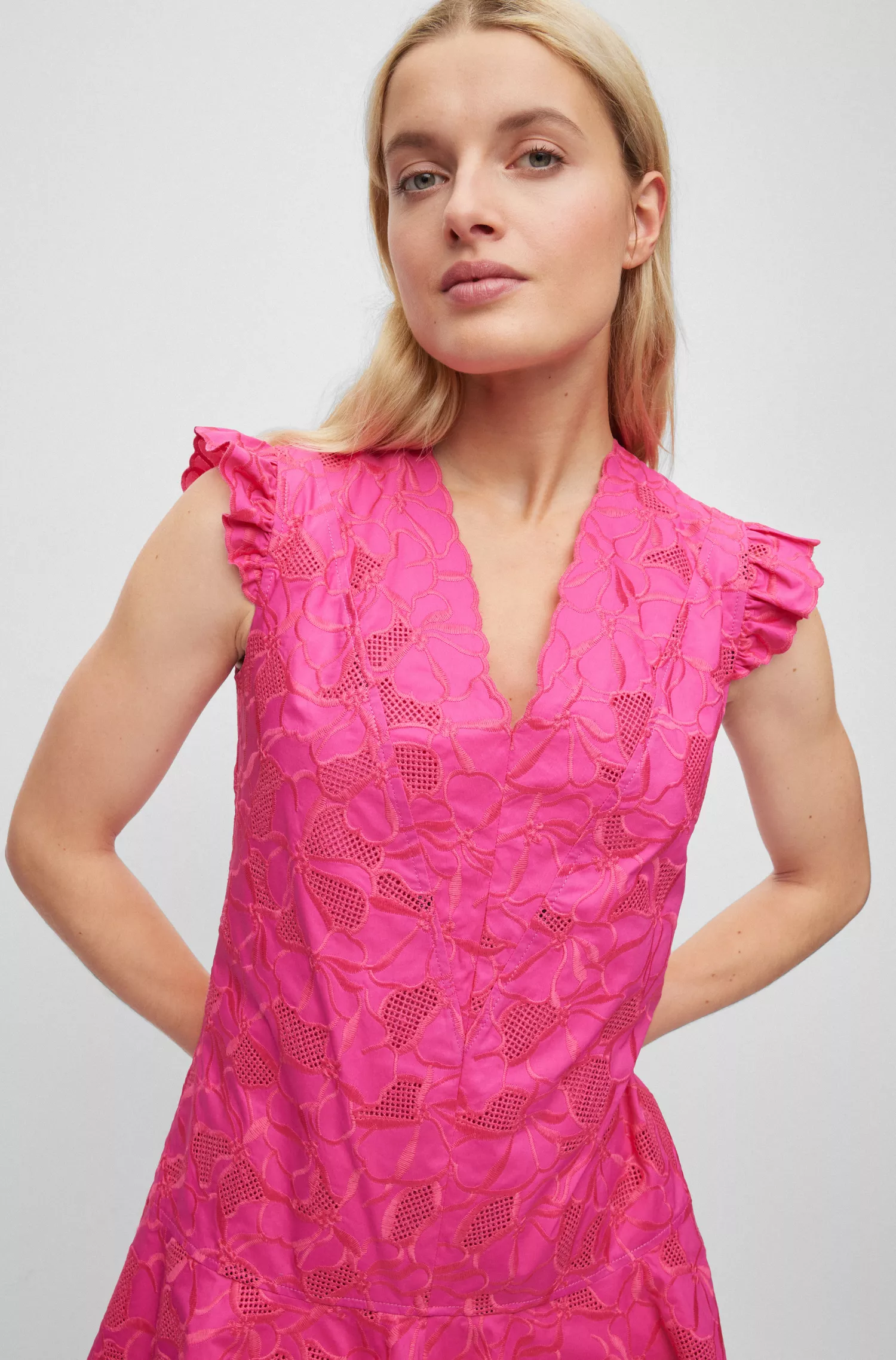Vestido BOSS preto de algodão com renda e acabamento em vieira.