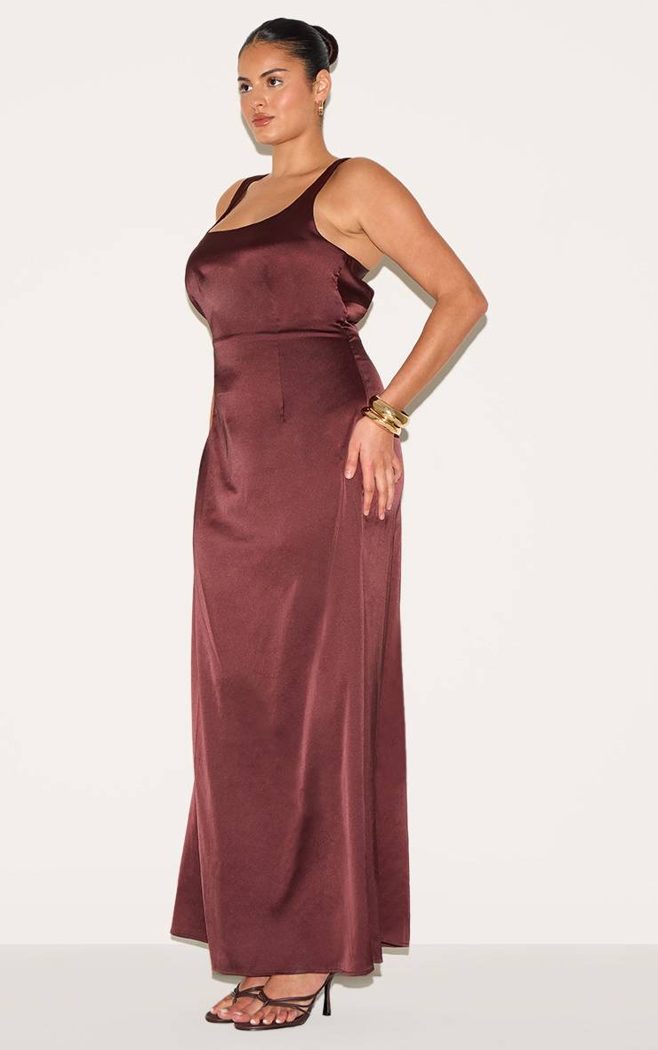 Chocolat Robe Mi-longue Grande Taille En Satin Avec Dos Croisé
