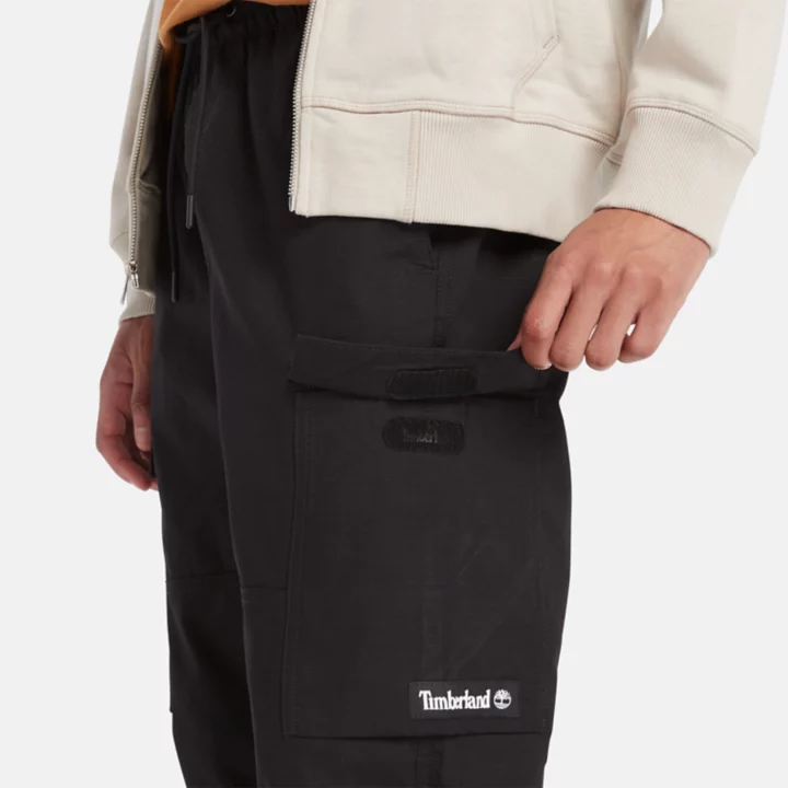 Calça utilitária cargo jogger masculina na cor preta.