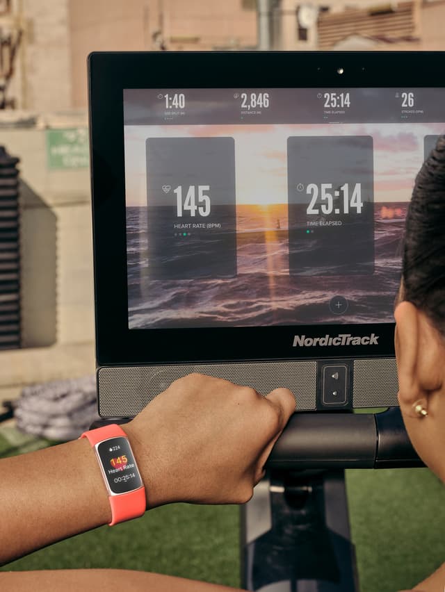 Fitbit Charge 6 aktivitetsmåler (guld/orange)