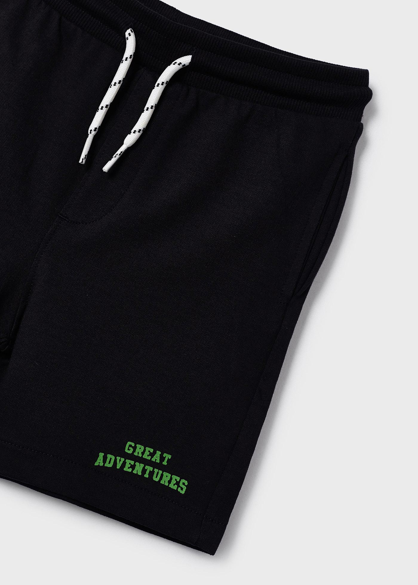 Conjunto infantil masculino com estampa em algodão sustentável.