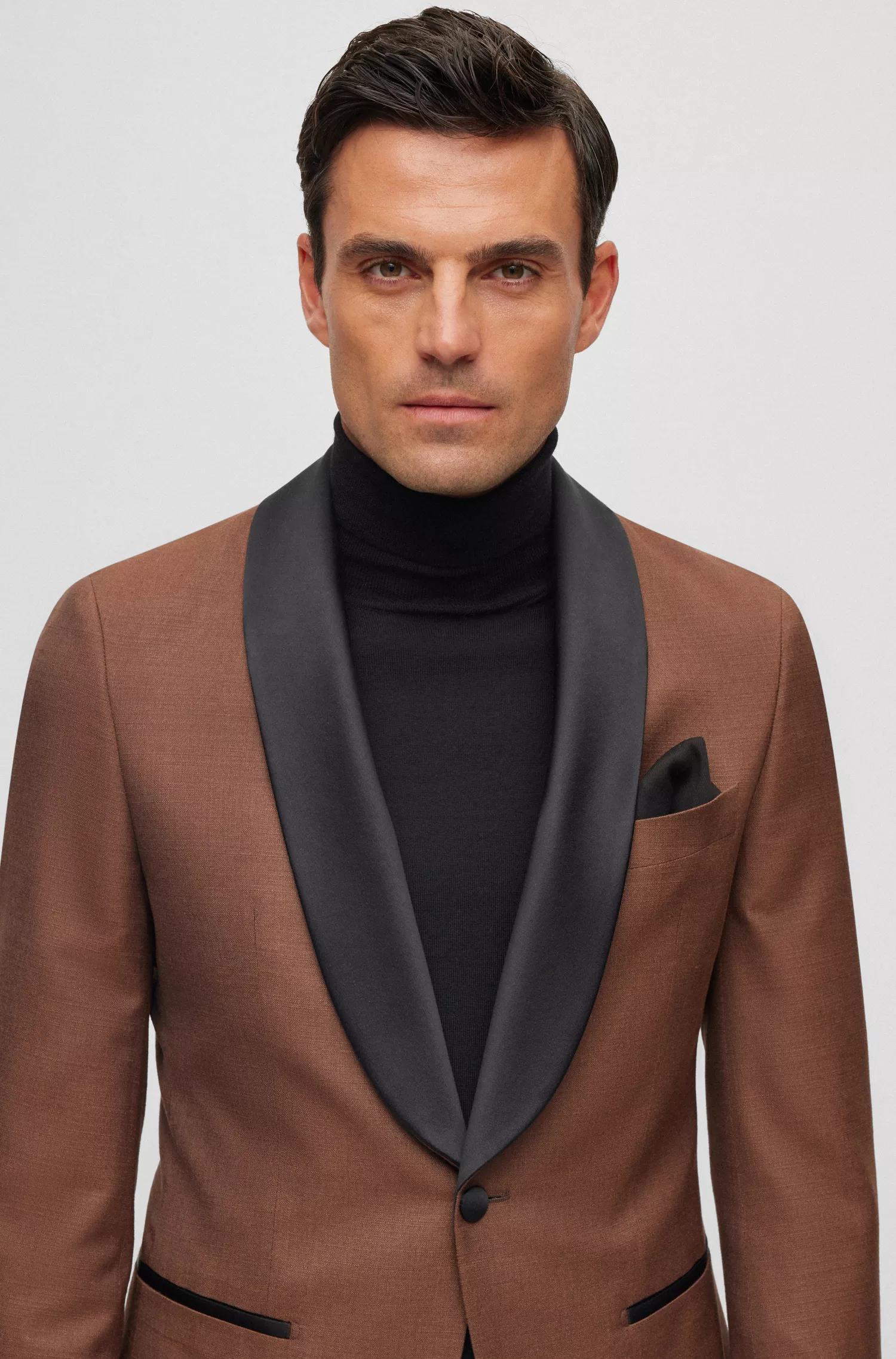 Terno slim fit BOSS na cor camelo, em seda e lã com microestampa.