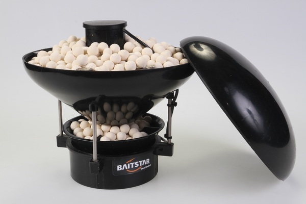 Bateau amorceur BaitStar Xpert Black AllinOne (lance-appâts, GPS & sondeur)
