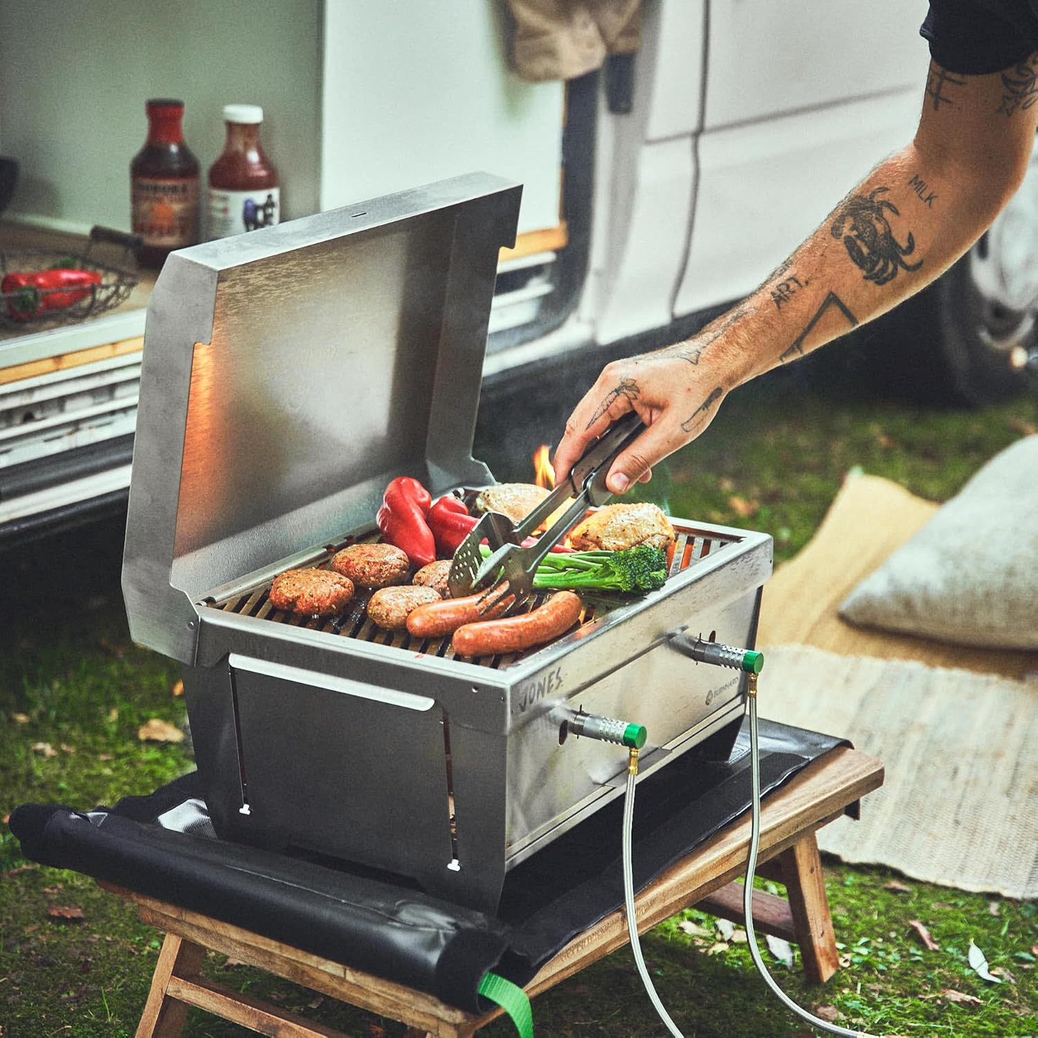 BURNHARD Camping Gasgrill JONES Edelstahl Klappgrill mit Deckel 2-Brenner 6,4 kW inkl. Transporttasche mit Rucksackfunktion und Multitool, Faltgrill ideal für Camping