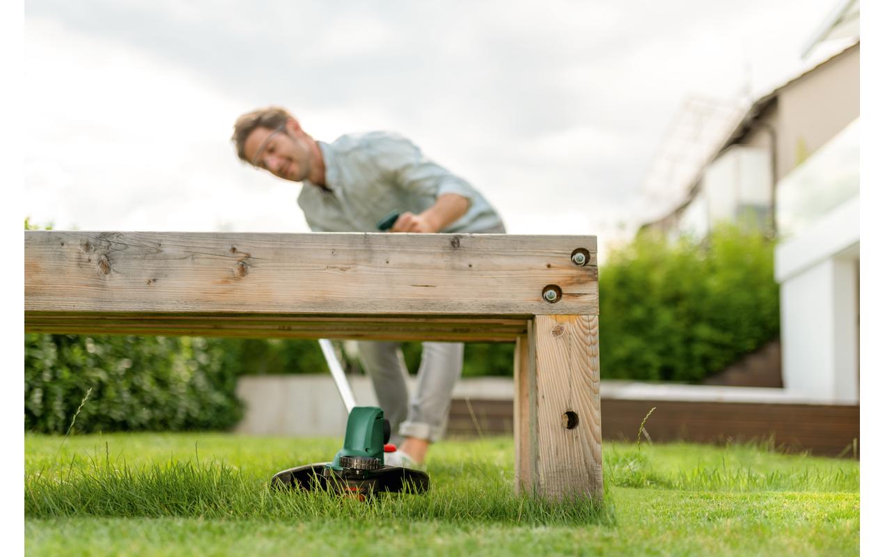 Akku-Rasentrimmer UniversalGrassCut 18 V-26 Solo<br>Rasentrimmer für natürliche und bequeme Gartenarbeit