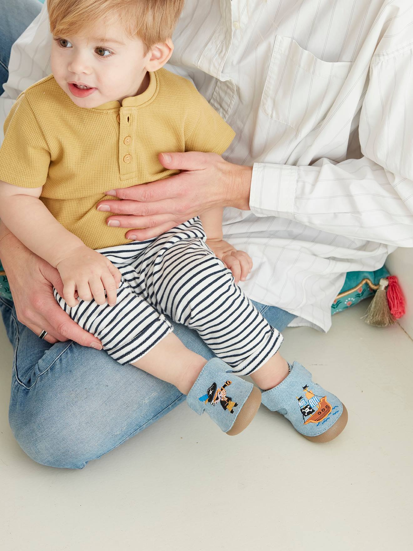 Pantufas de tecido para casa com tira autoadesiva, para bebê menino, lisas, azul claro com estampas.