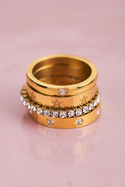 Ring met gegraveerde sterretjes