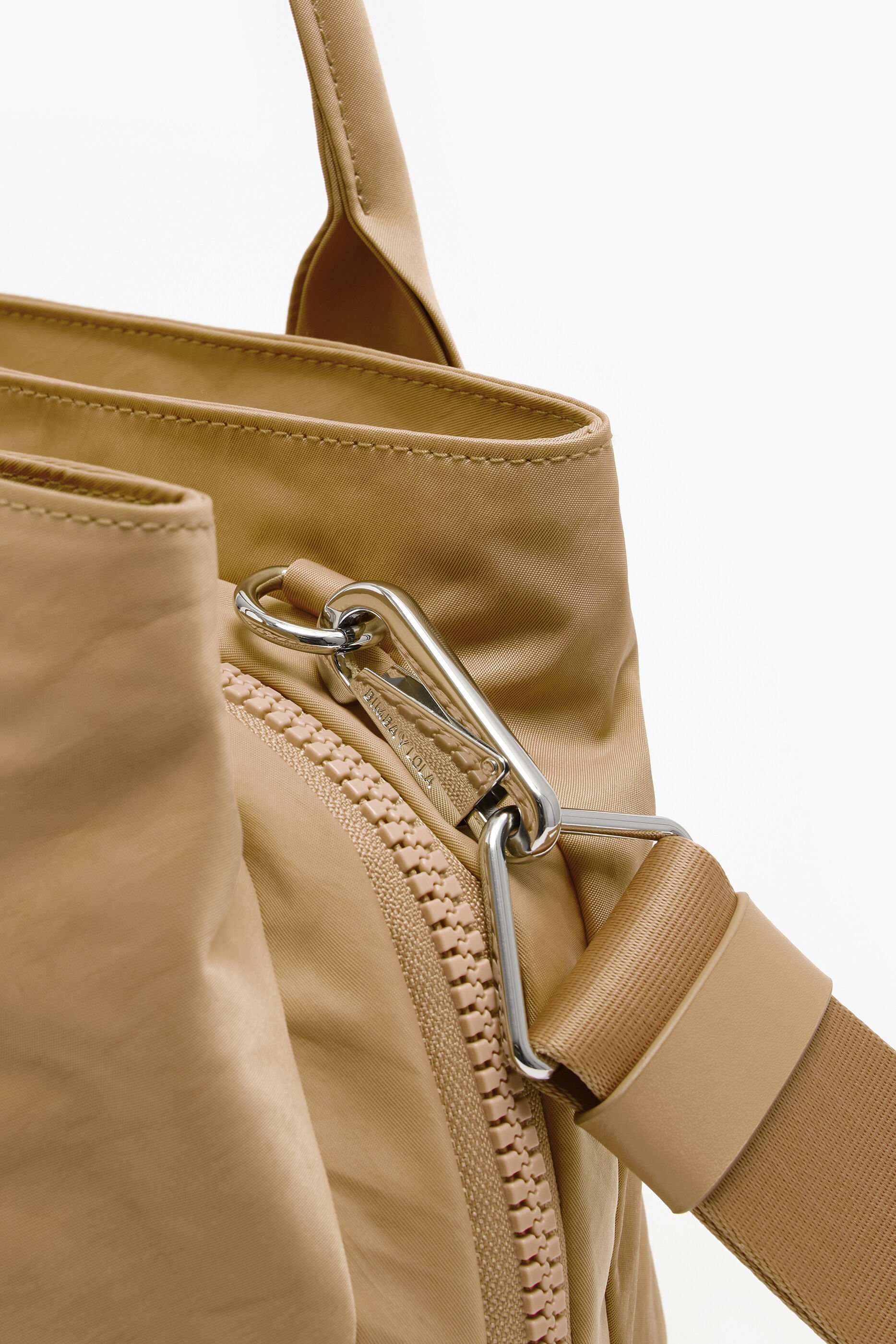 Bolsa pequena de tecido na cor bege.