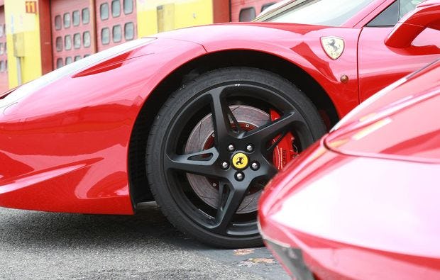 Ferrari fahren auf der Rennstrecke bei Turin als Geschenkidee