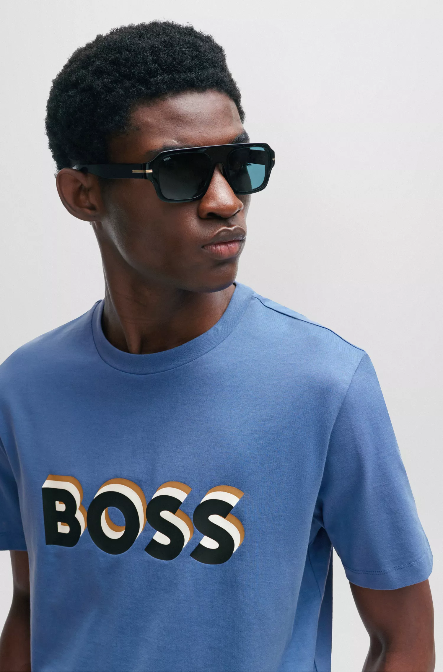 Camiseta BOSS preta em malha de algodão com logotipo nas cores características da marca.