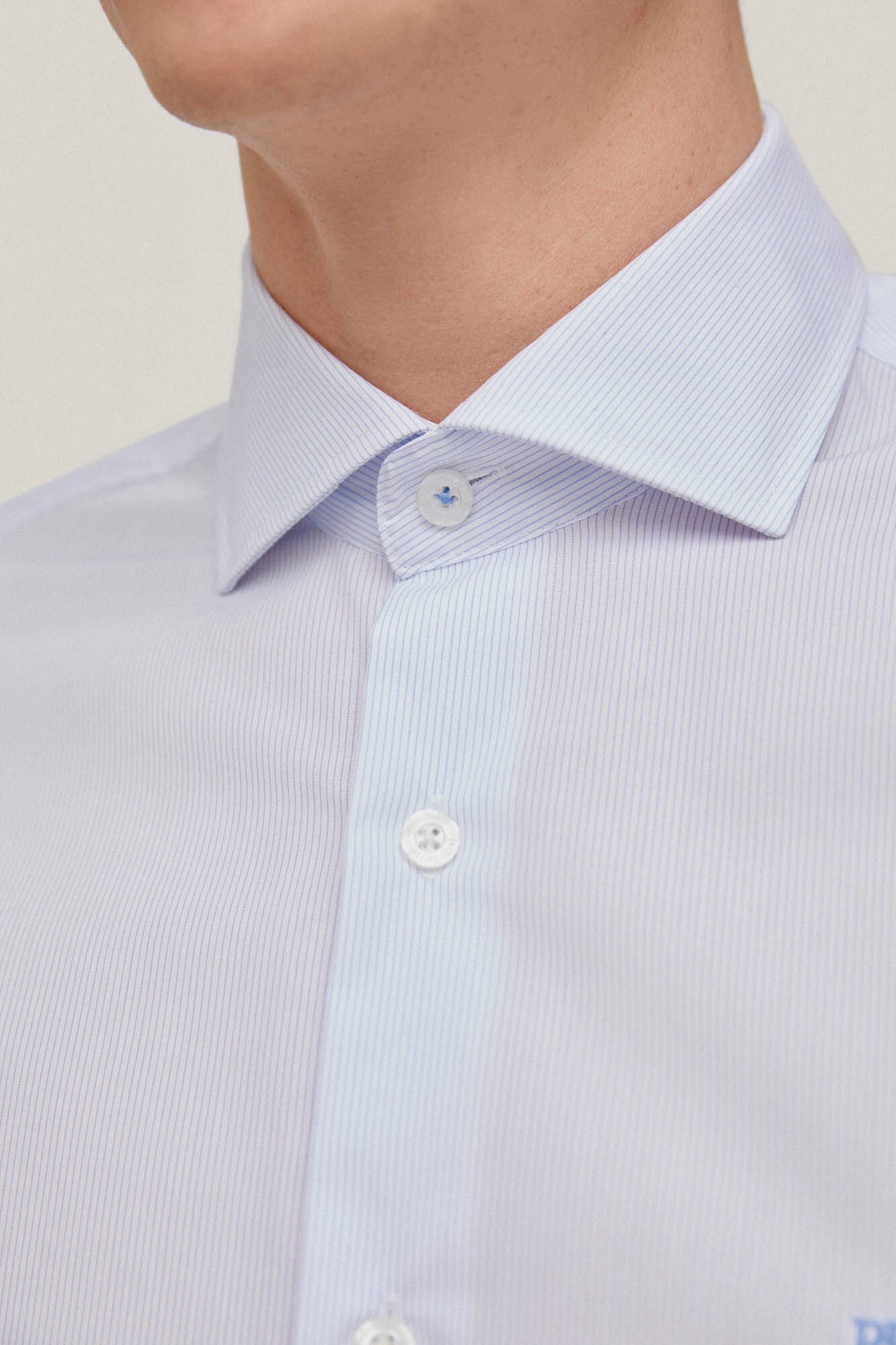 Camisa social listrada, de corte slim, resistente a manchas e que não precisa passar - Azul