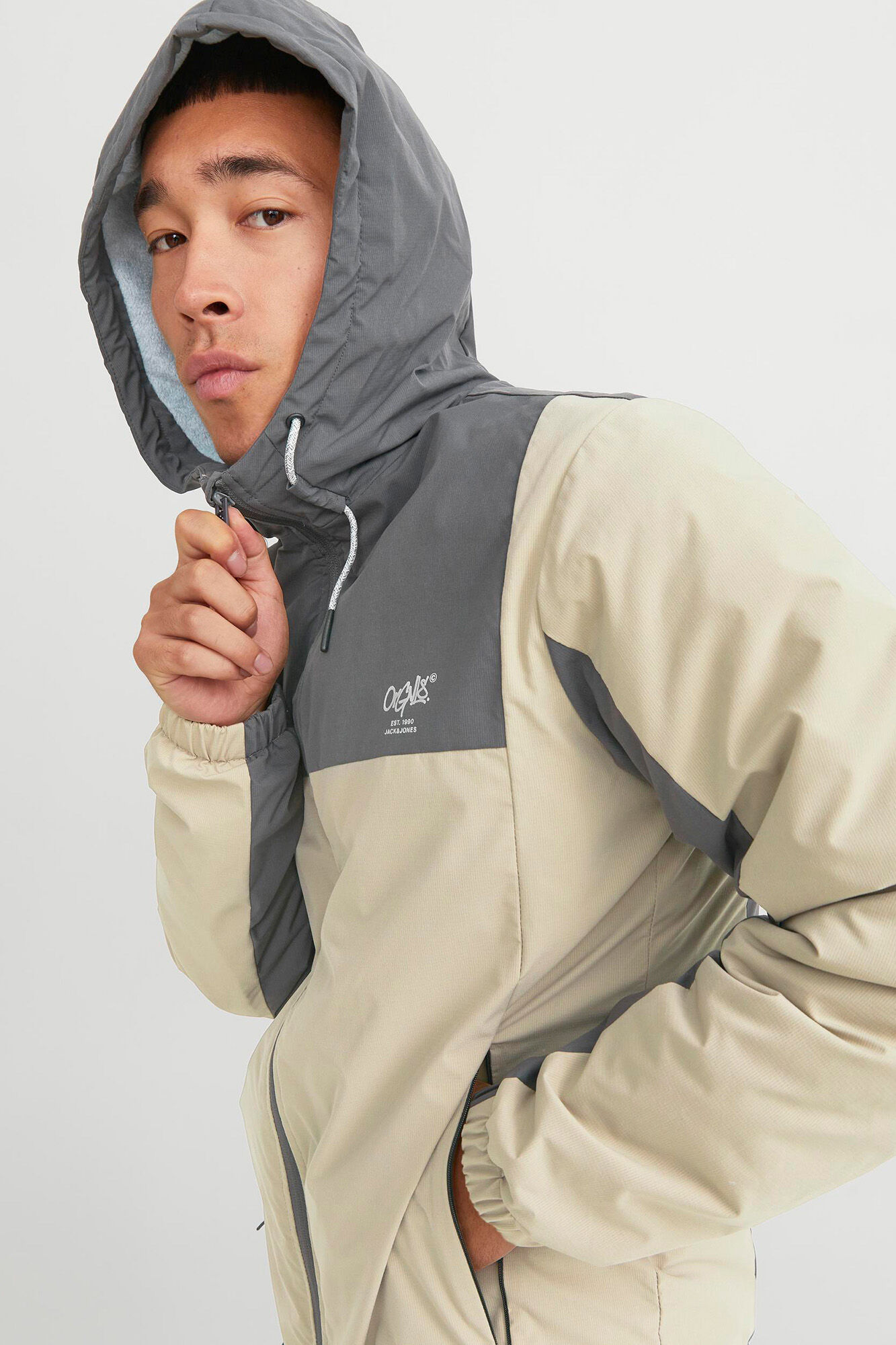 Jaqueta softshell com capuz e blocos de cores
