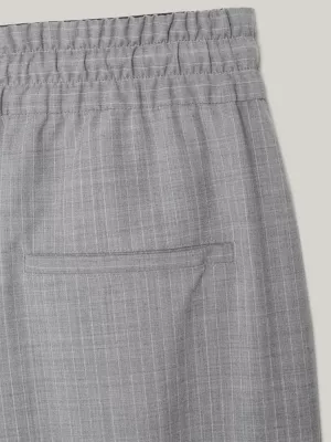 Calça de moletom com risca de giz e bordado brasão, modelagem relaxada.
