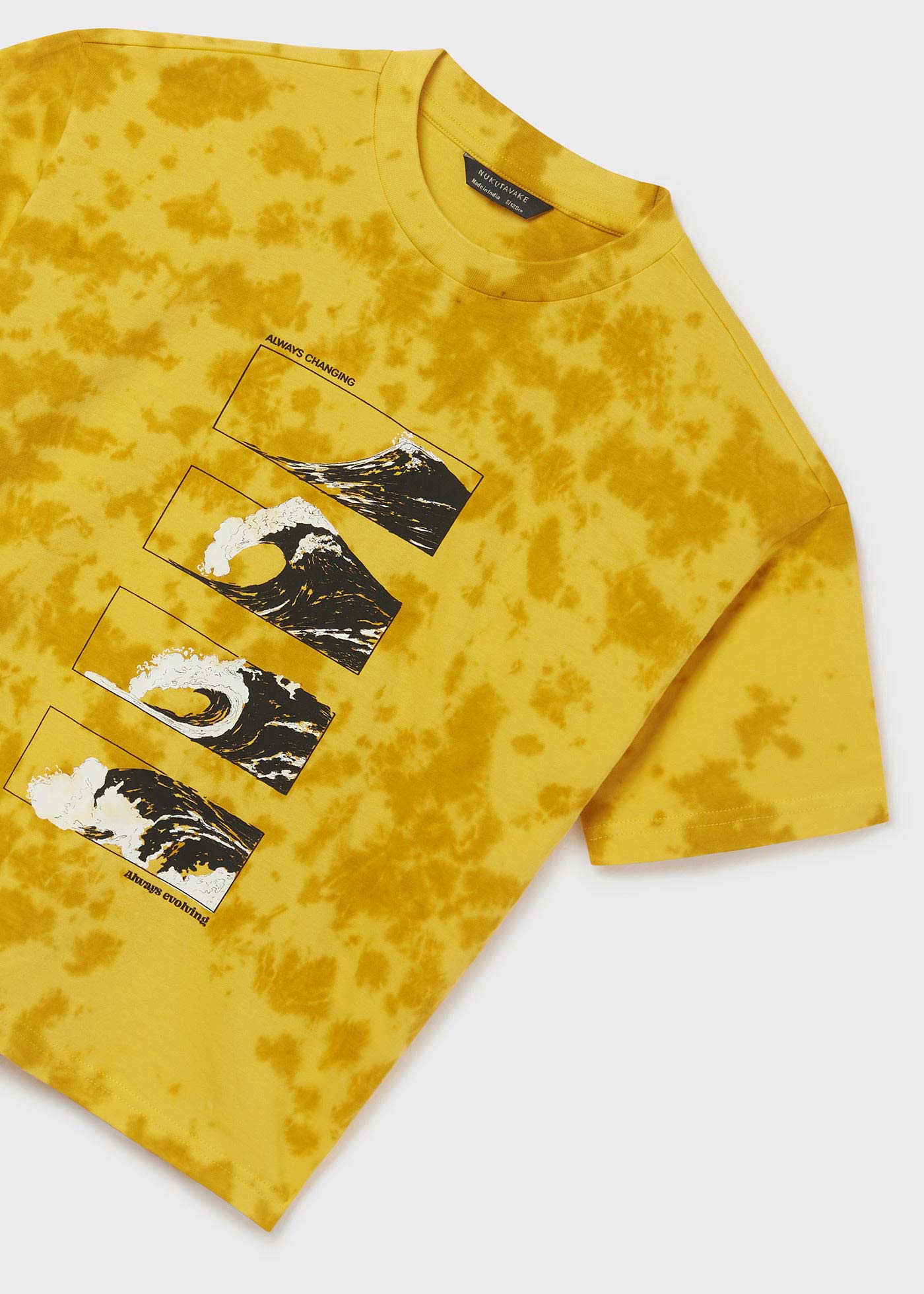 Camiseta infantil de algodão tie-dye com estampa.