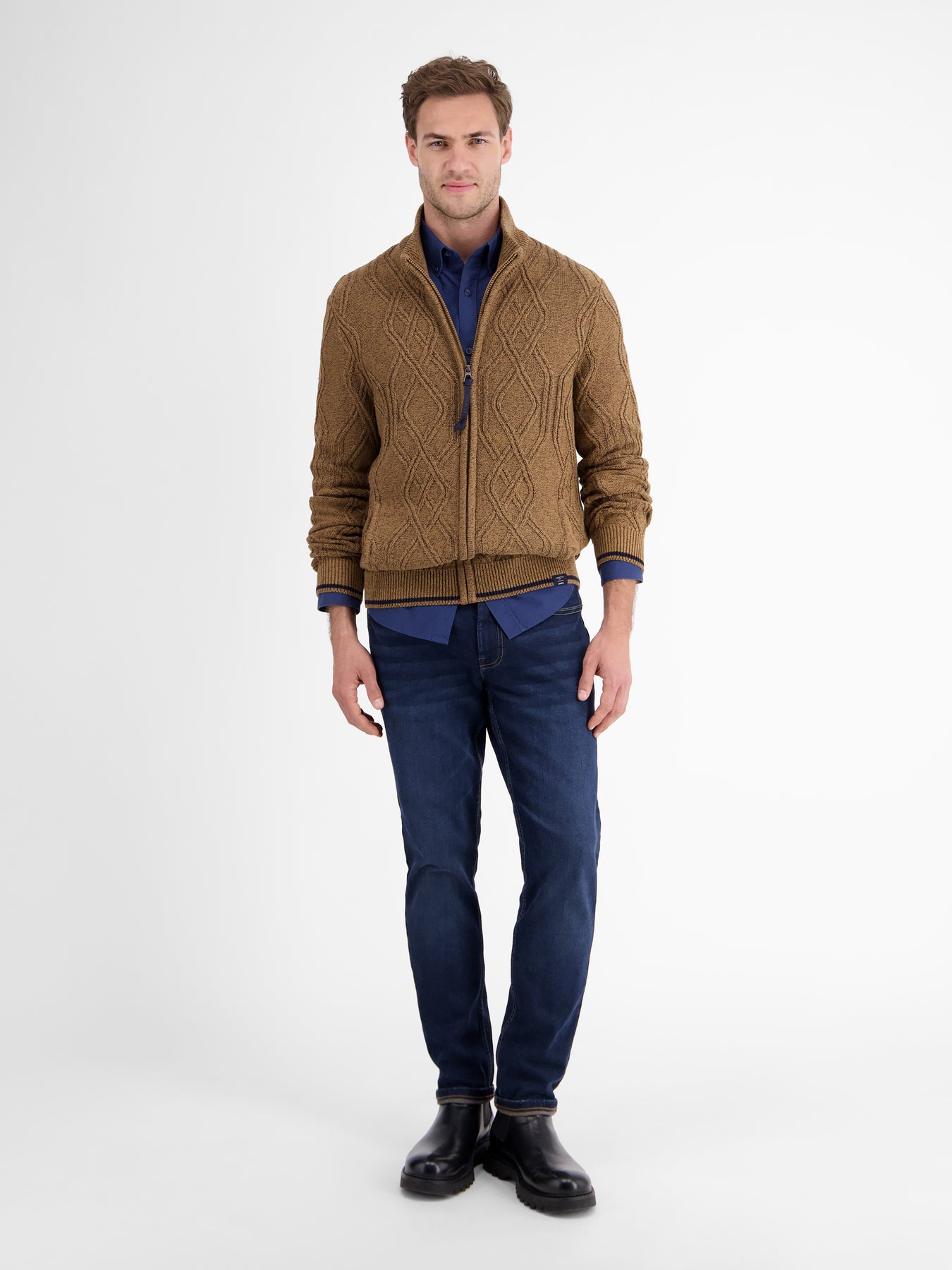 Herren-Strickjacke mit Zopfmuster