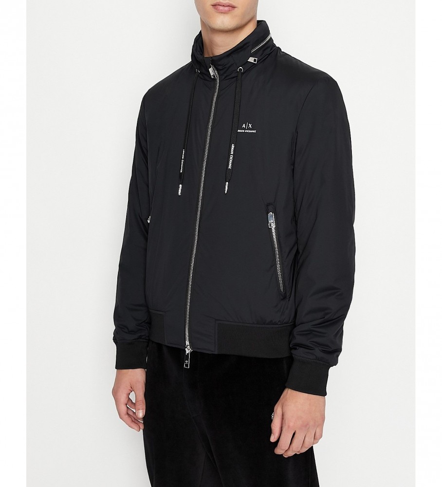 Jaqueta Armani Exchange de nylon com capuz embutido, preta