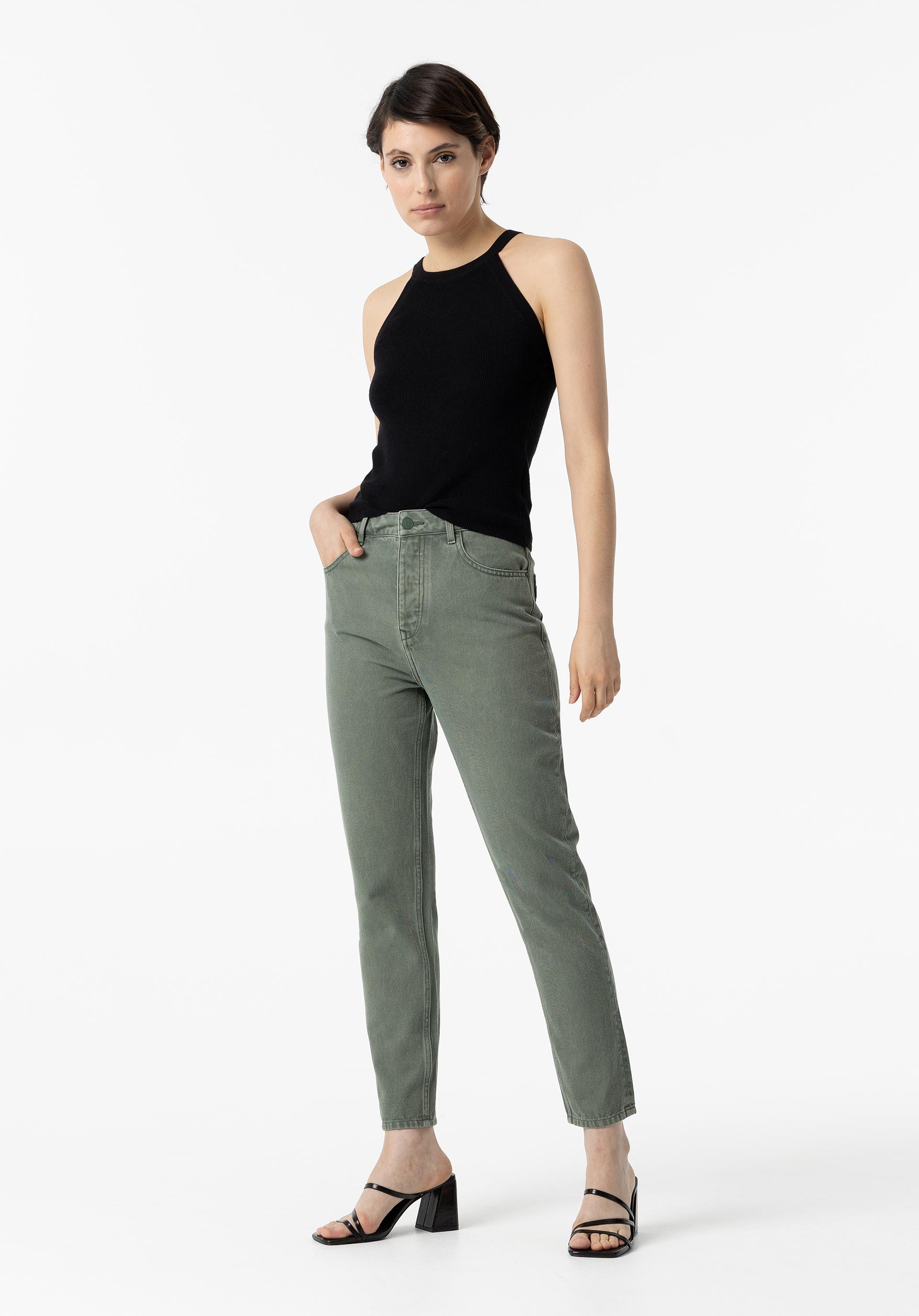 Jeans Mom Tapered Fit Cintura Alta
