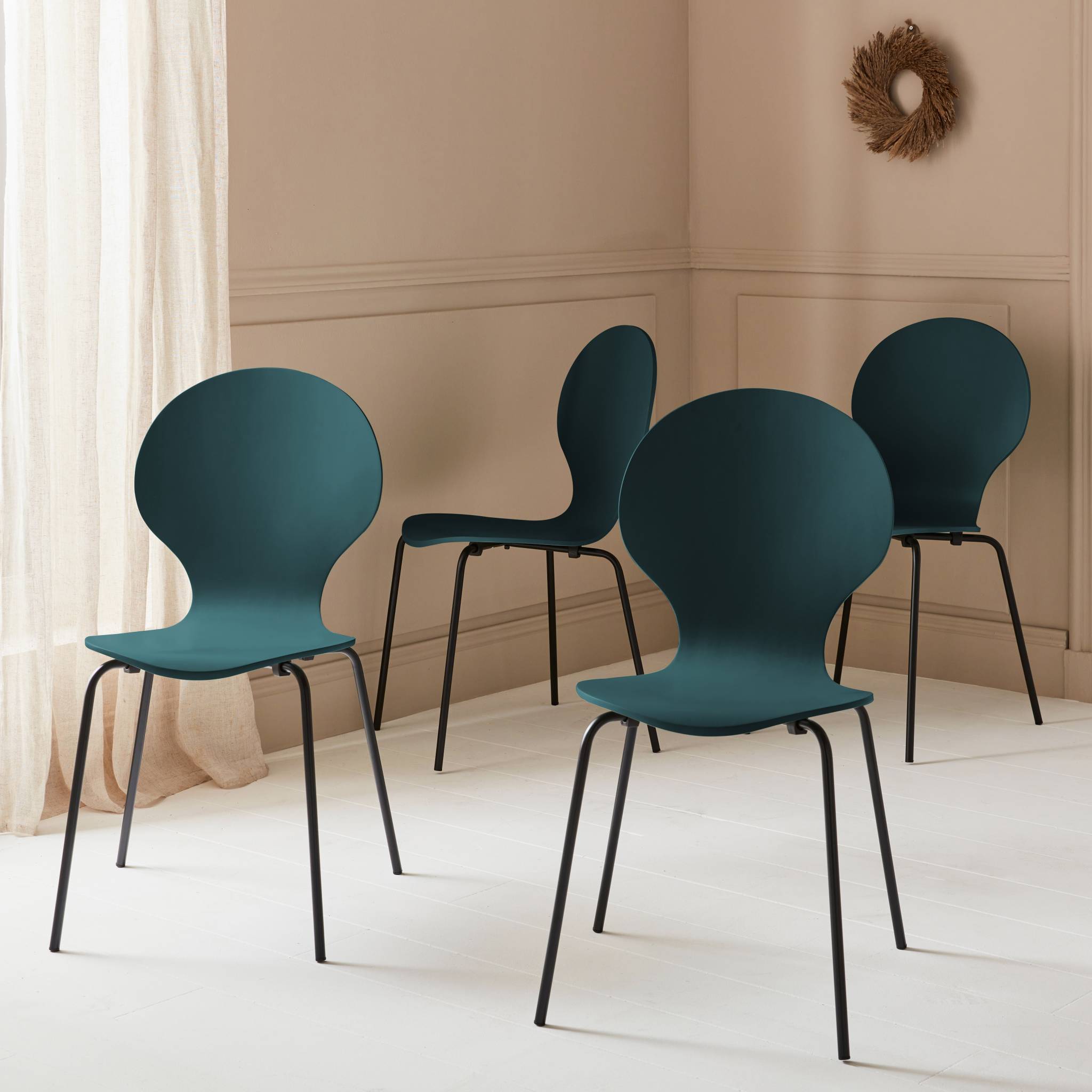 Lot de 4 chaises bleues. Rétro empilables. Bois d'hévéa et contreplaqué. Pieds en acier. Naomi. L 43 x p 48 x h 87cm