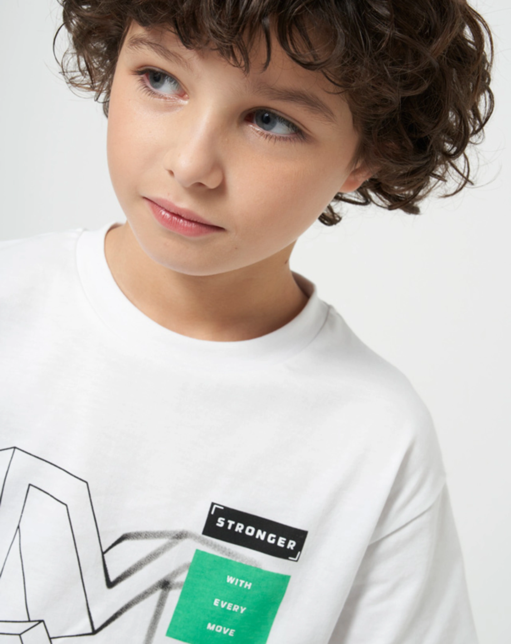 T-Shirt STRONGER in weiß