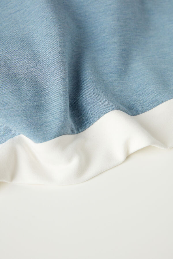 Camiseta com detalhes contrastantes em modal e lã para um quarto romântico.