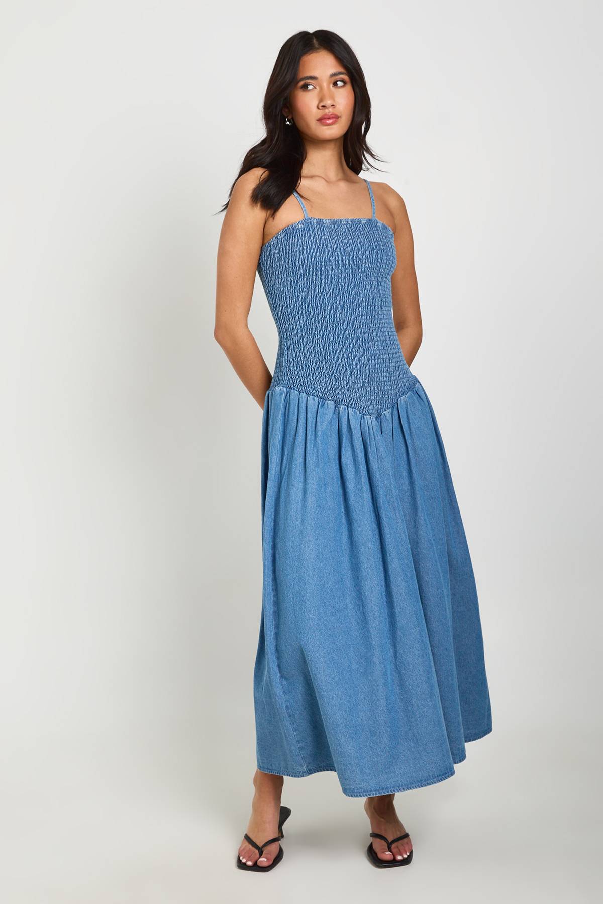 boohoo Robe Patineuse Mi-longue En Chambray À Corsage Froncé