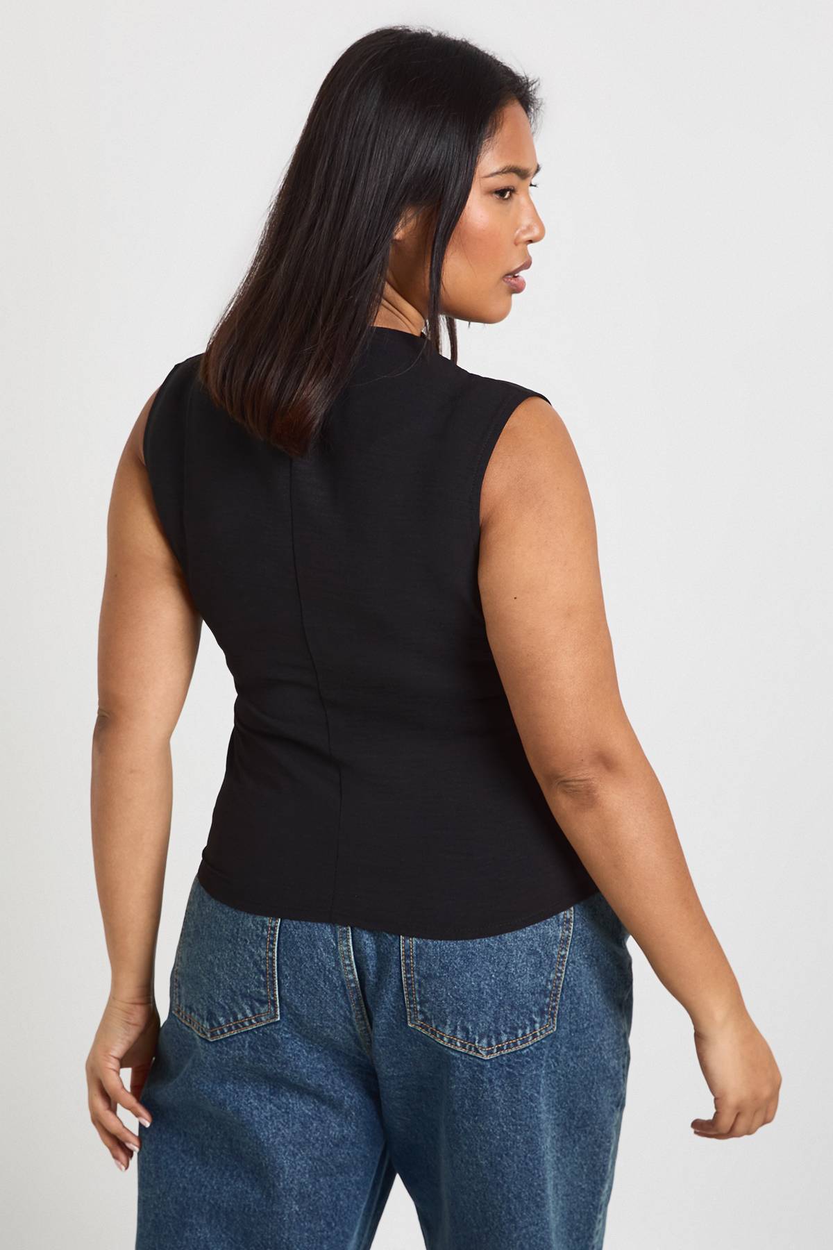 boohoo Haut Asymétrique Grande Taille à Col Bénitier avec Lien Devant