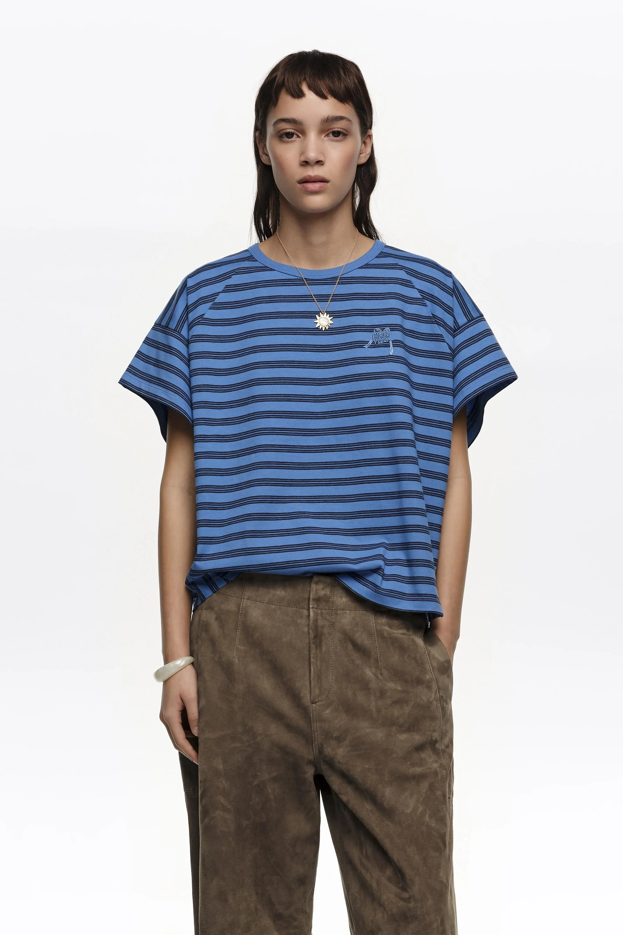 Camiseta cropped listrada azul com logotipo bordado.