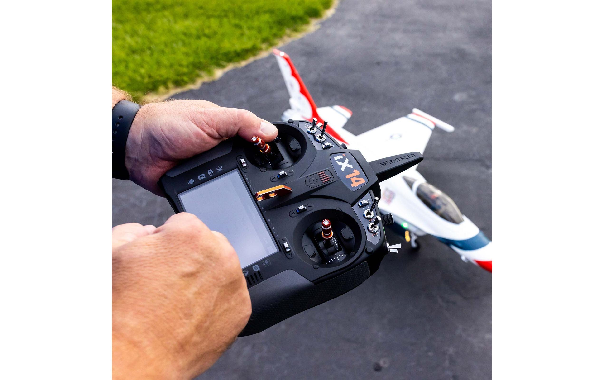 Fernsteuerung iX14 DSMX 14 Kanal (nur Sender)<br>Professioneller 14-Kanal Sender für Flugmodelle