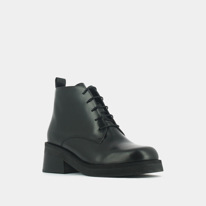 Boots à talons et lacets  en cuir glacé noir