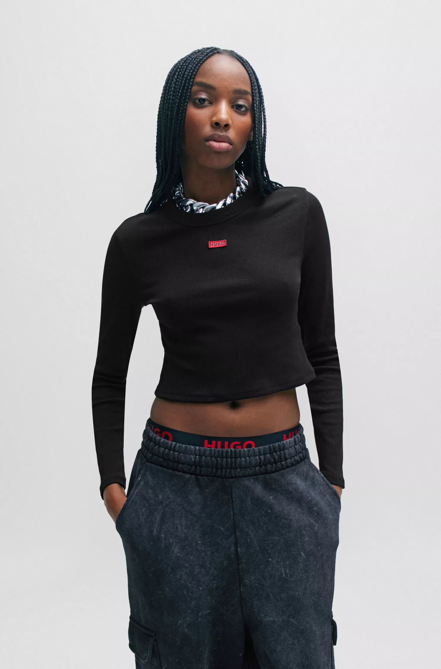Camiseta cropped slim fit de manga comprida vermelha HUGO com etiqueta com o logotipo.