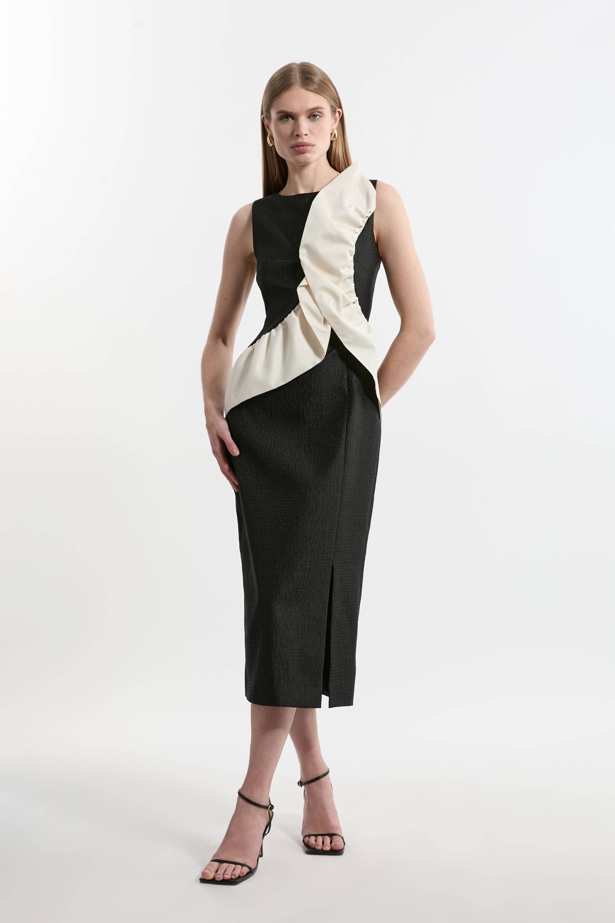 KarenMillen Robe maxi texturée, ajustée, en taffetas contrasté avec volant pour petites tailles.