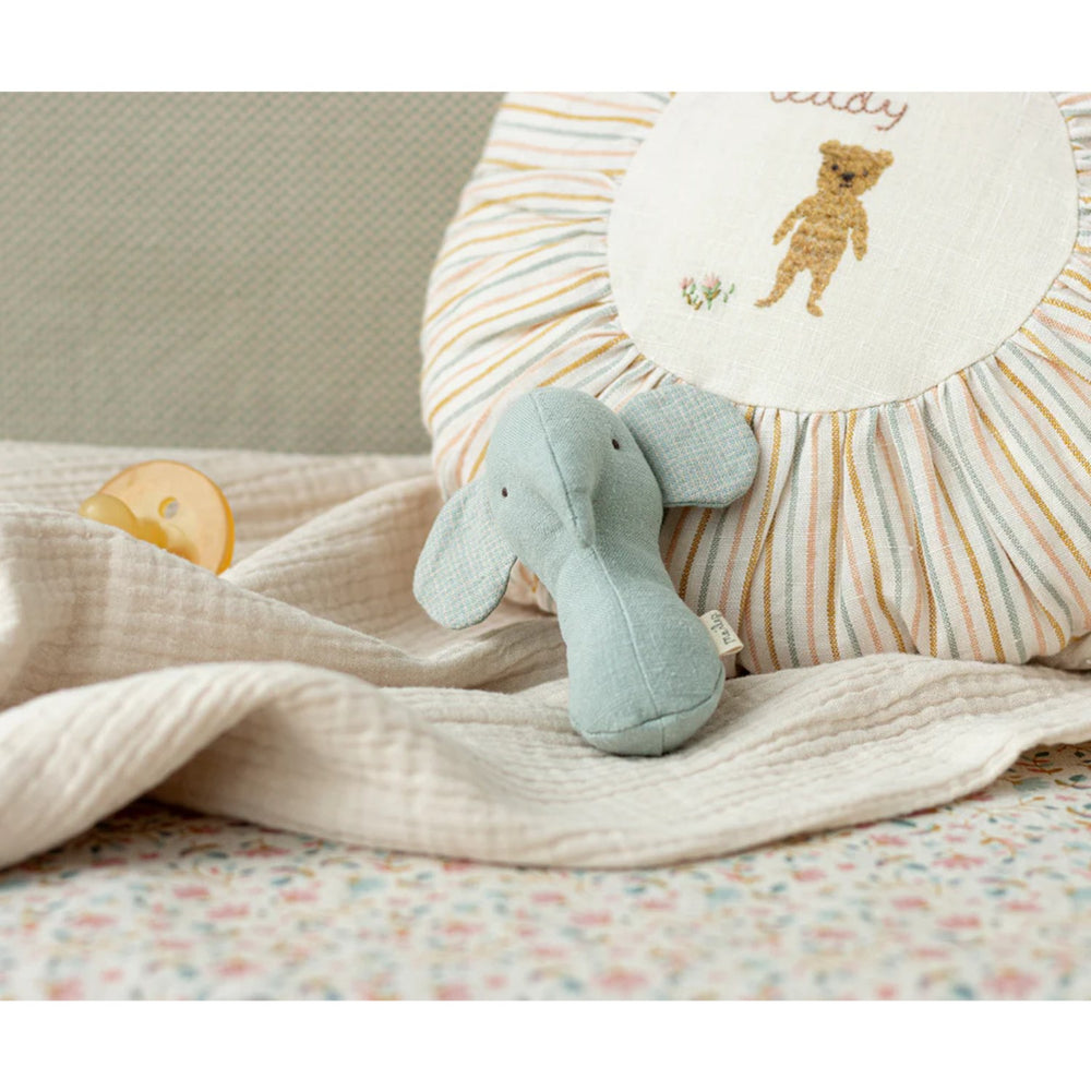 Køb Maileg Lullaby friends, Elefant rangle - Lys støvet blå
