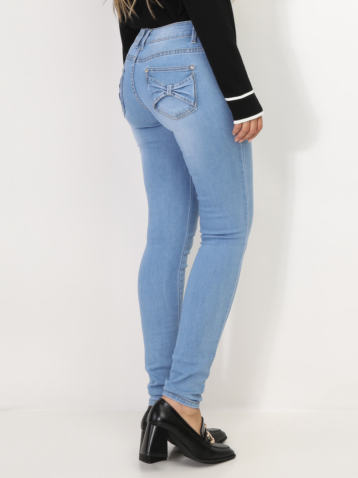 Jeans skinny clair avec noeuds sur les poches- Bleu clair