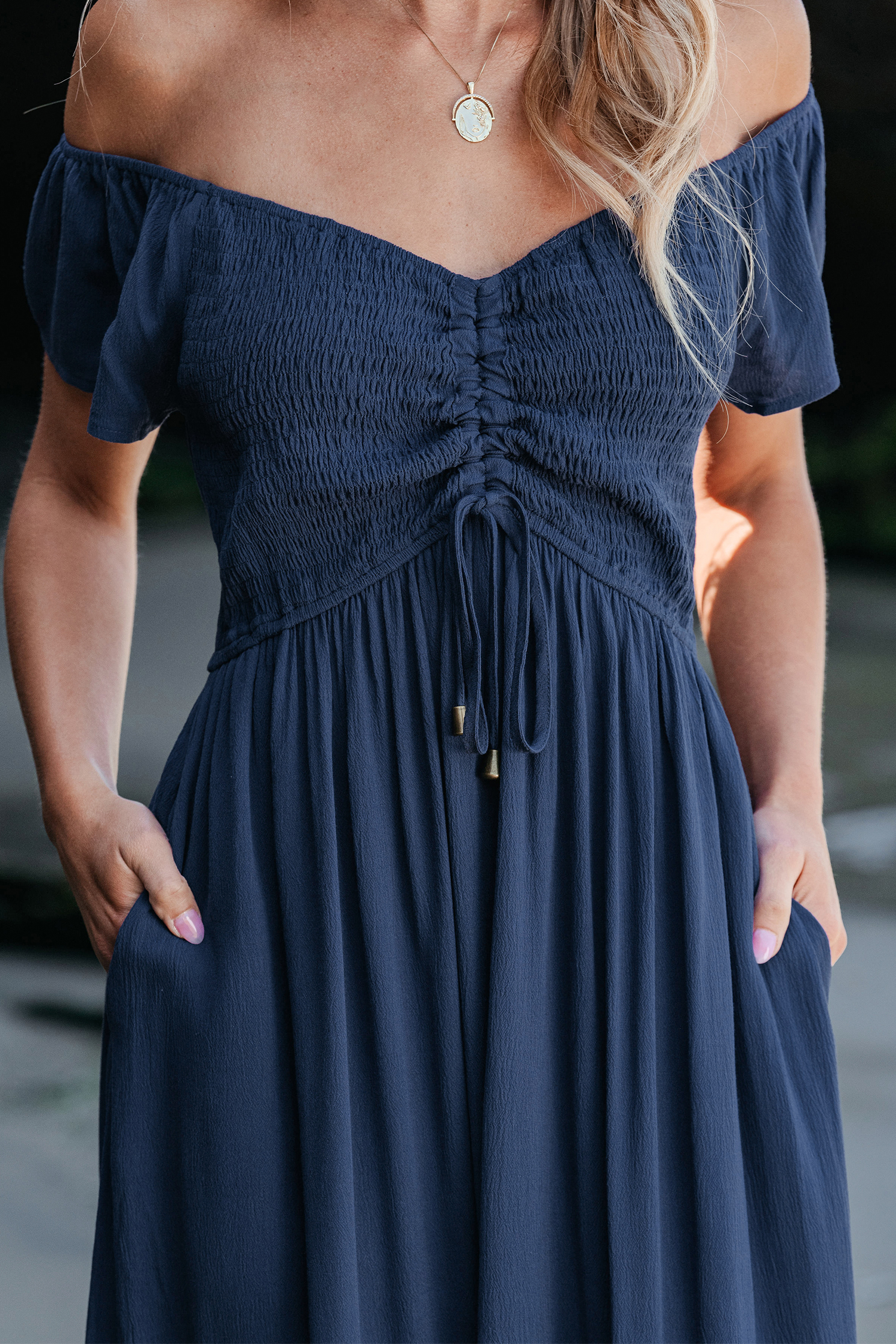 Robe maxi à épaules dénudées et col en cœur bleu marine