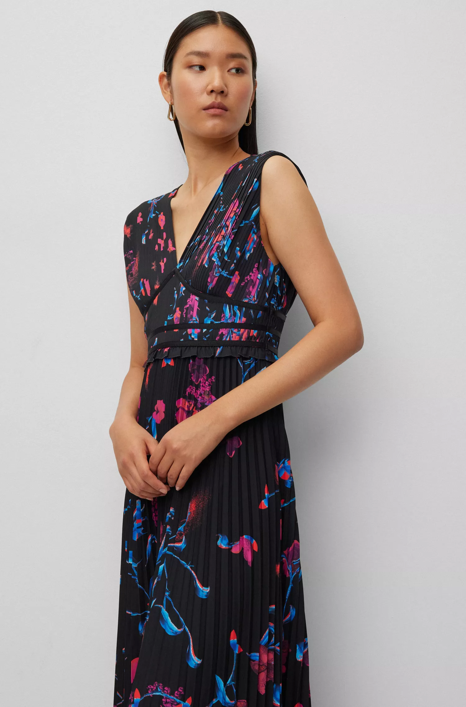Vestido maxi BOSS preto com estampa floral e decote em V, em crepe plissado texturizado.