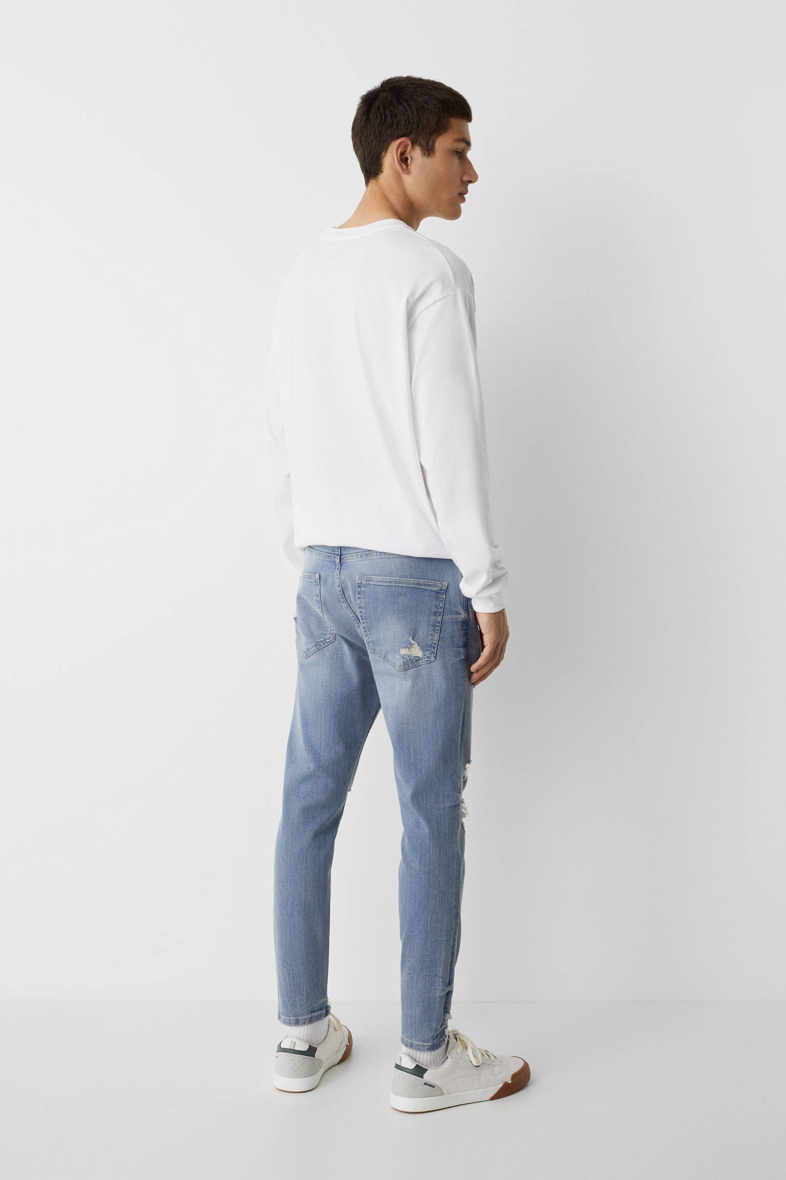 Calça jeans cenoura rasgada - Azul índigo claro