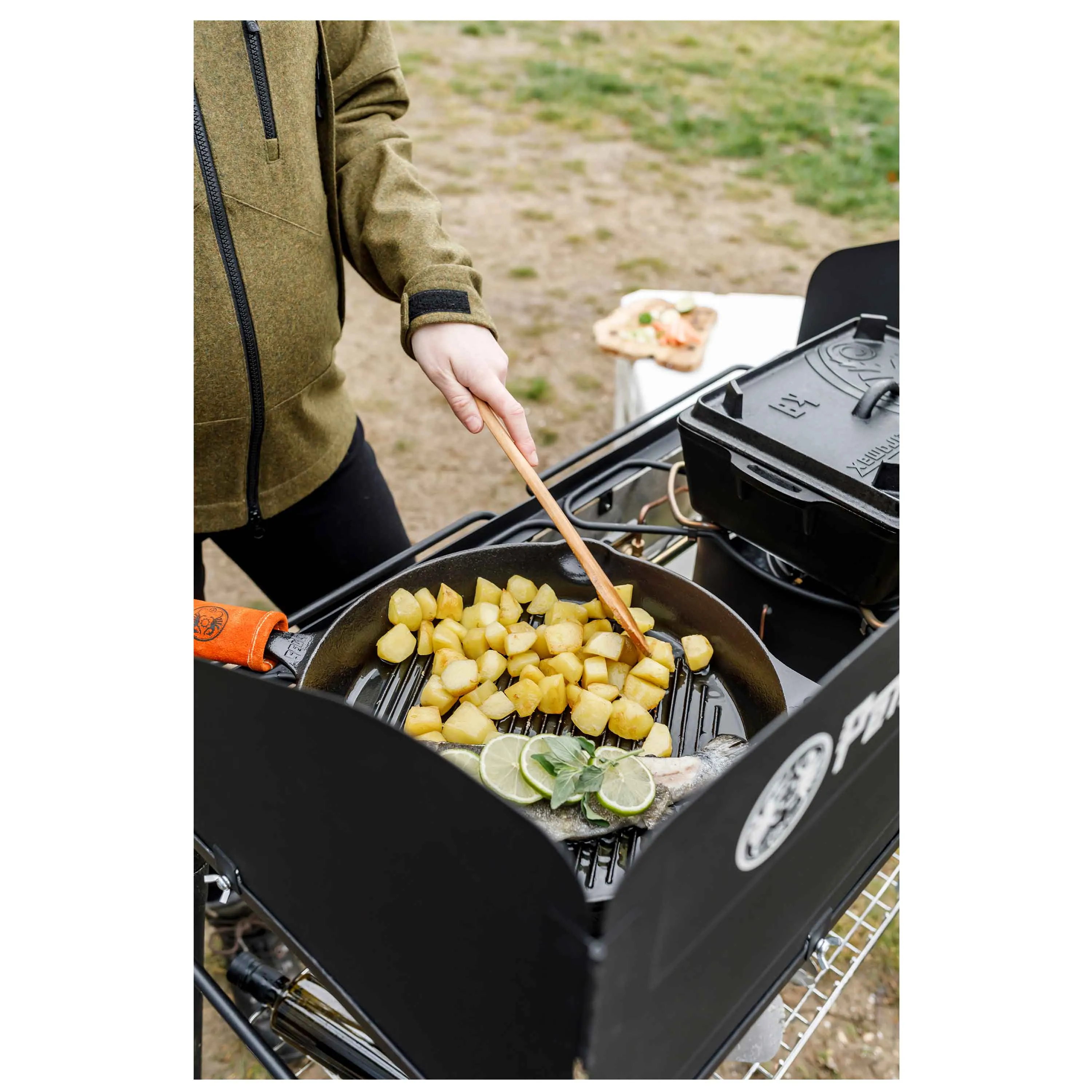 Petromax -  Petromax Grill- und Feuerpfane gp35 mit Stiel schwarz