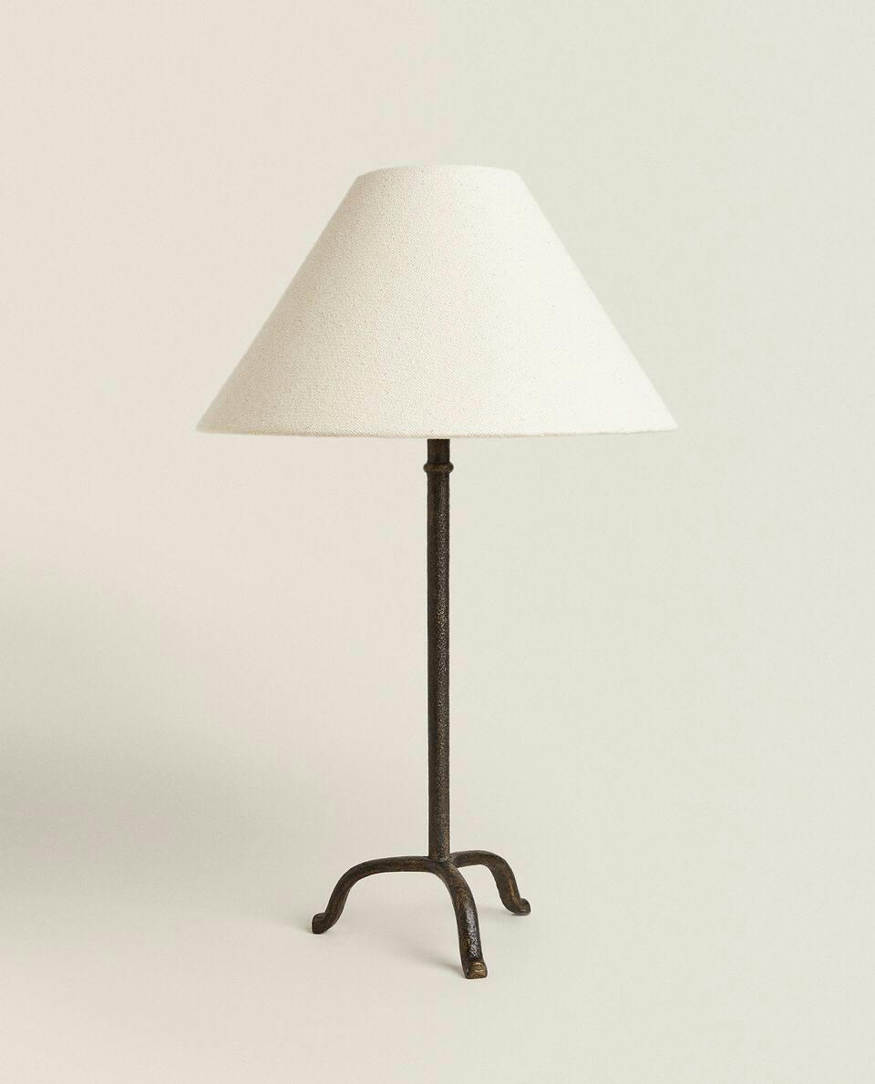 LUMINÁRIA COM BASE DE TRIPÉ
