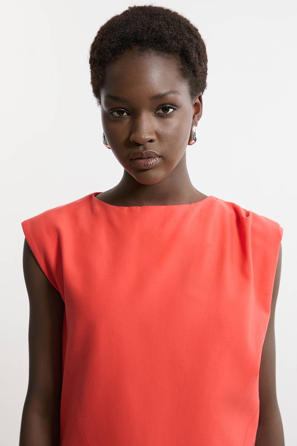 KarenMillen Robe midi cintrée à plis, encolure et détails de poches