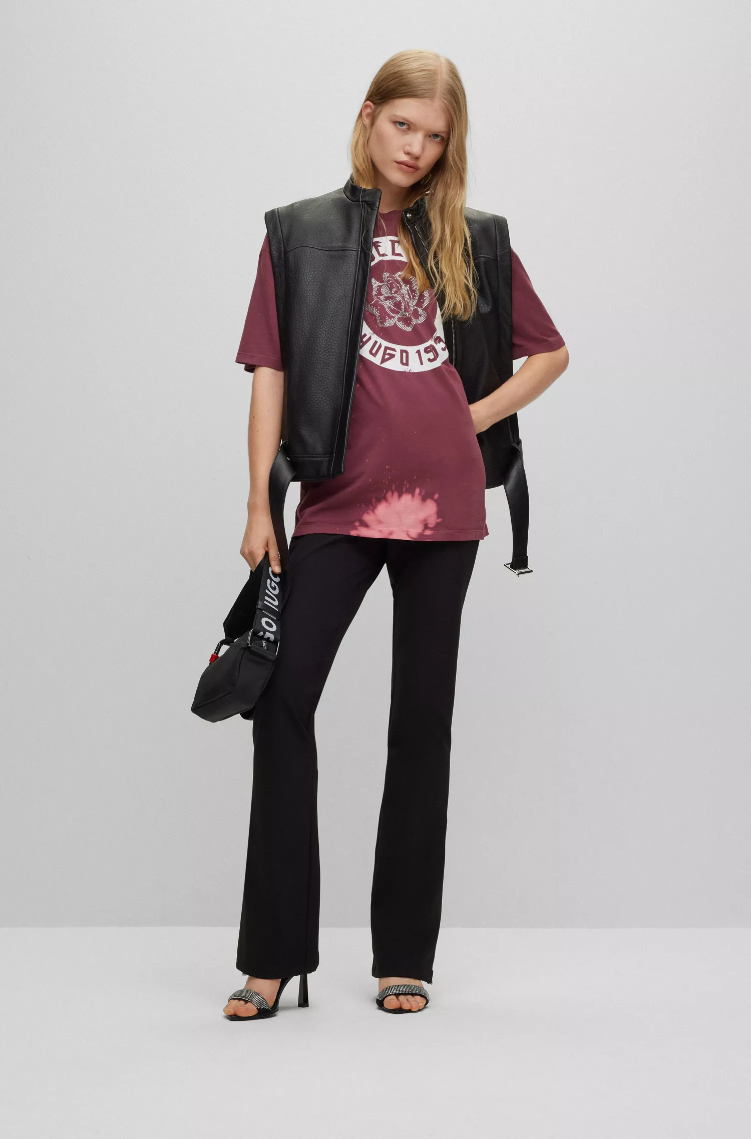 Camiseta HUGO vermelha, modelagem oversized, em algodão com estampa sazonal.