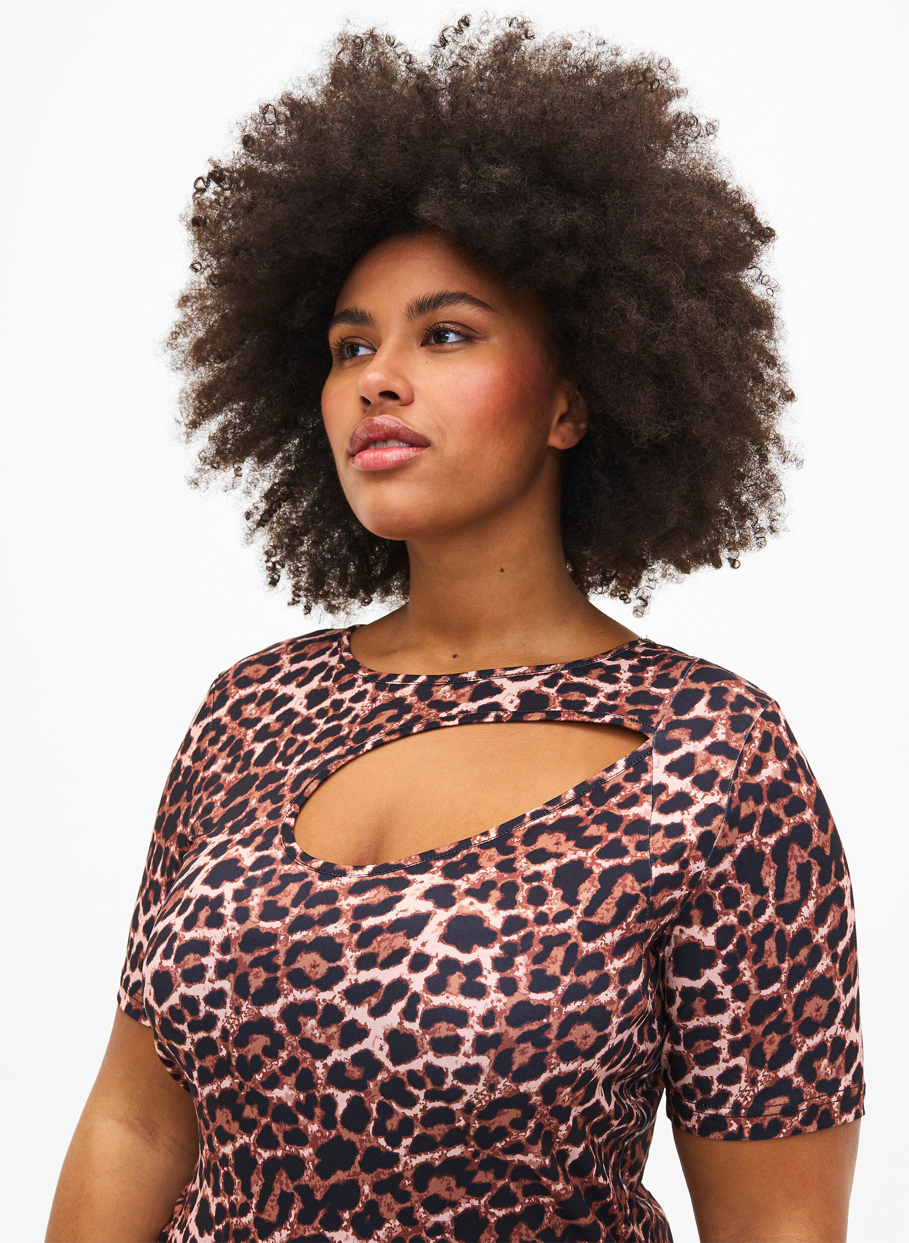 Tætsiddende leoprintet kjole med cut-out