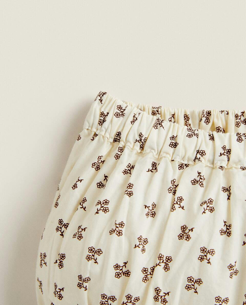 Mini calcinhas floridas para bebês